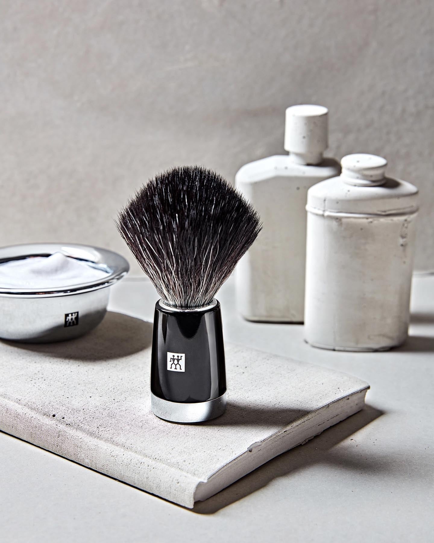 Stilvoller schwarzer Rasierpinsel von Zwilling Beauty, perfekt für eine gründliche Rasur und luxuriöse Pflegeerlebnisse.