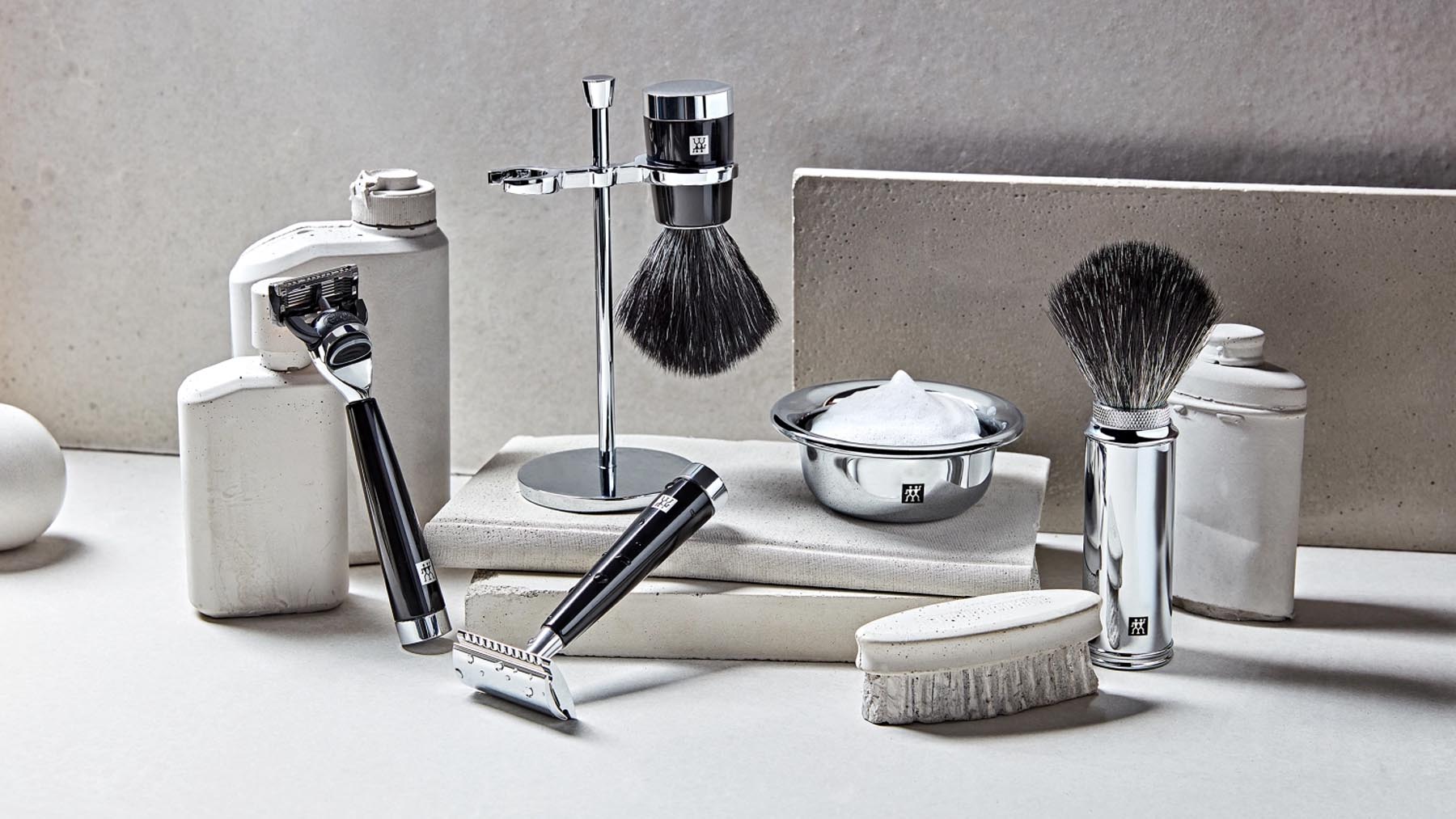 Elegantes Classic Rasier Set von Zwilling Beauty in stilvollem Schwarz, ideal für eine gründliche und angenehme Rasur zu Hause.