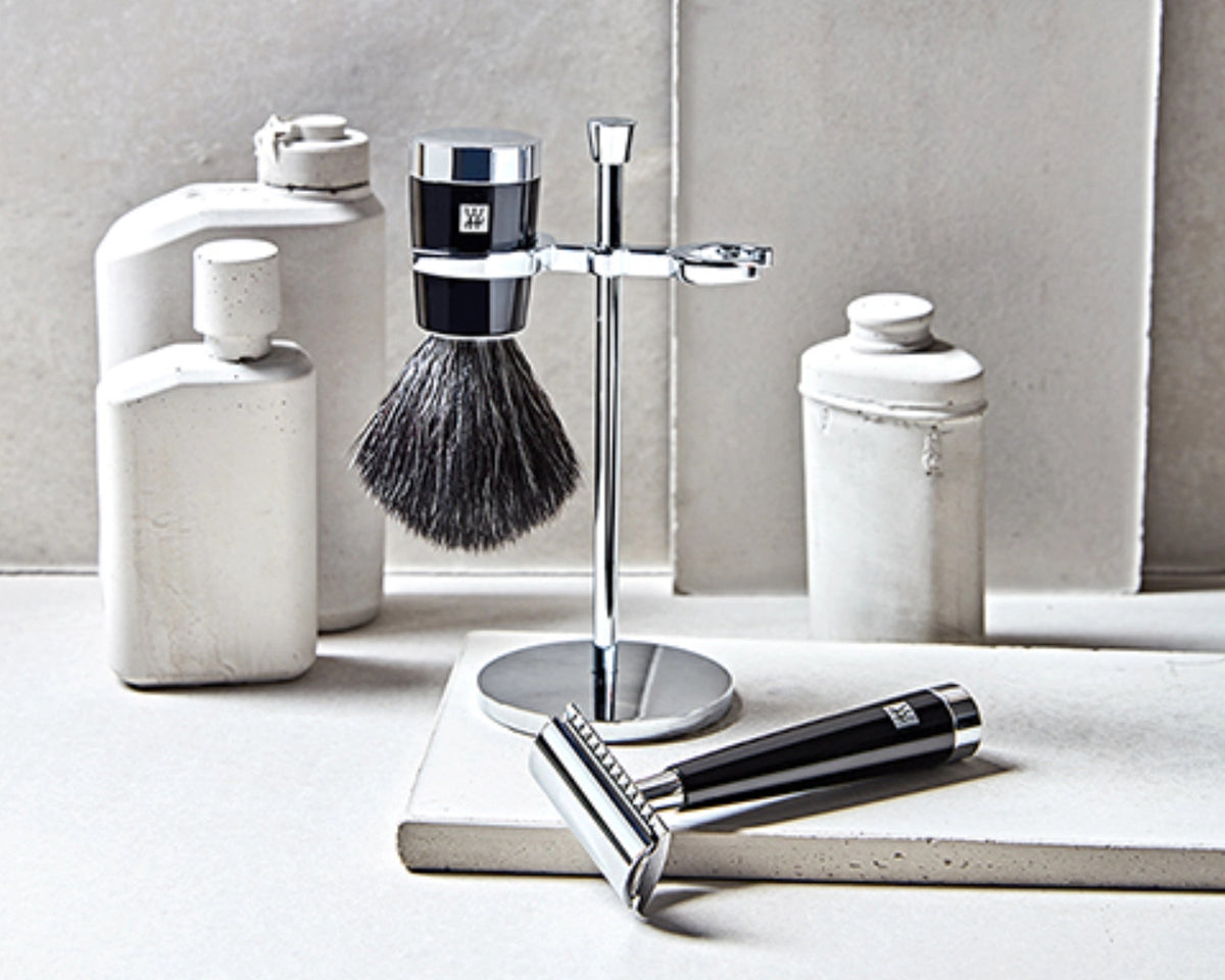 Classic Rasier Set mit Rasierhobel in Schwarz präsentiert im Onlineshop von KAQTU Design AG. Körperpflege ist von Zwilling Beauty