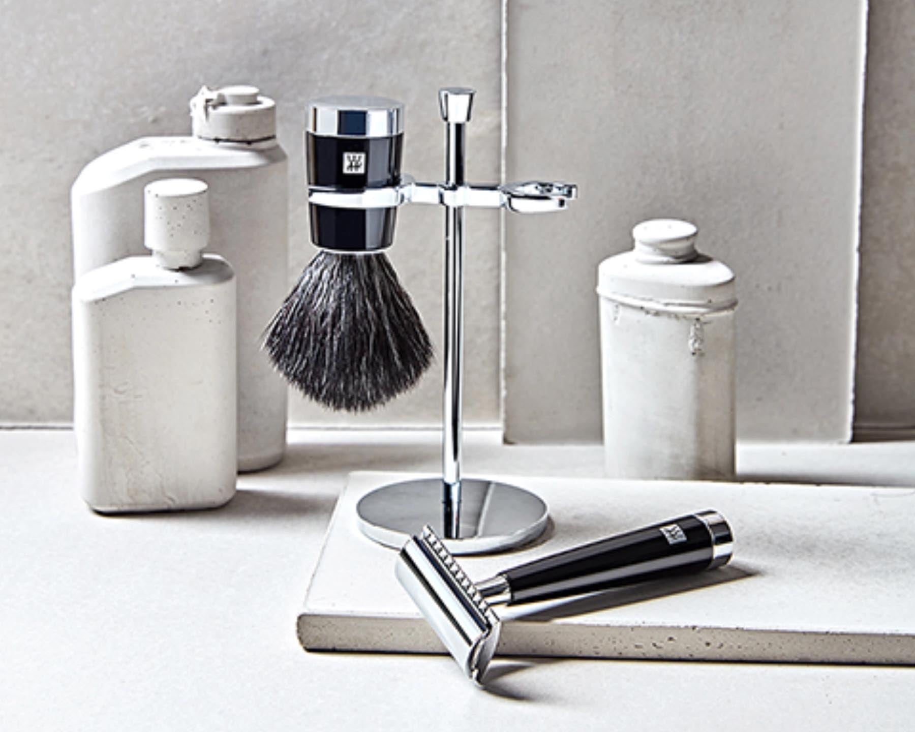 Stilvolles Rasier Set von Zwilling Beauty mit edlem Rasierhobel in Schwarz, ideal für eine sanfte und gründliche Rasur. Perfekt für die tägliche Pflege.