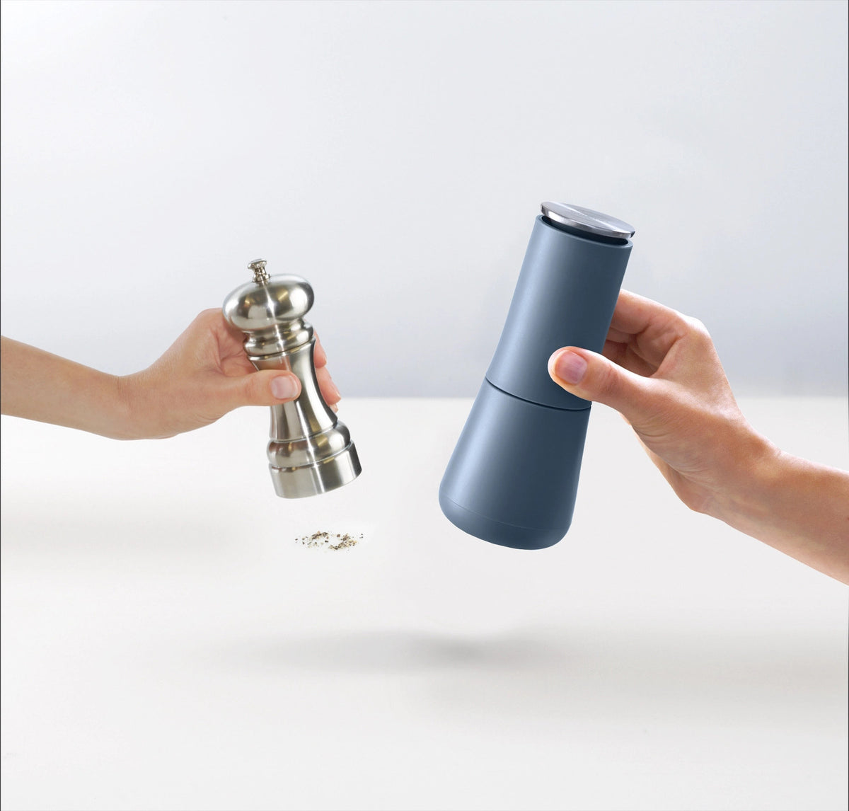 2er Set Milltop Salz- und Pfeffermühle H16.9cm D7cm sky in Blau präsentiert im Onlineshop von KAQTU Design AG. Küchenhelfer ist von Joseph Joseph