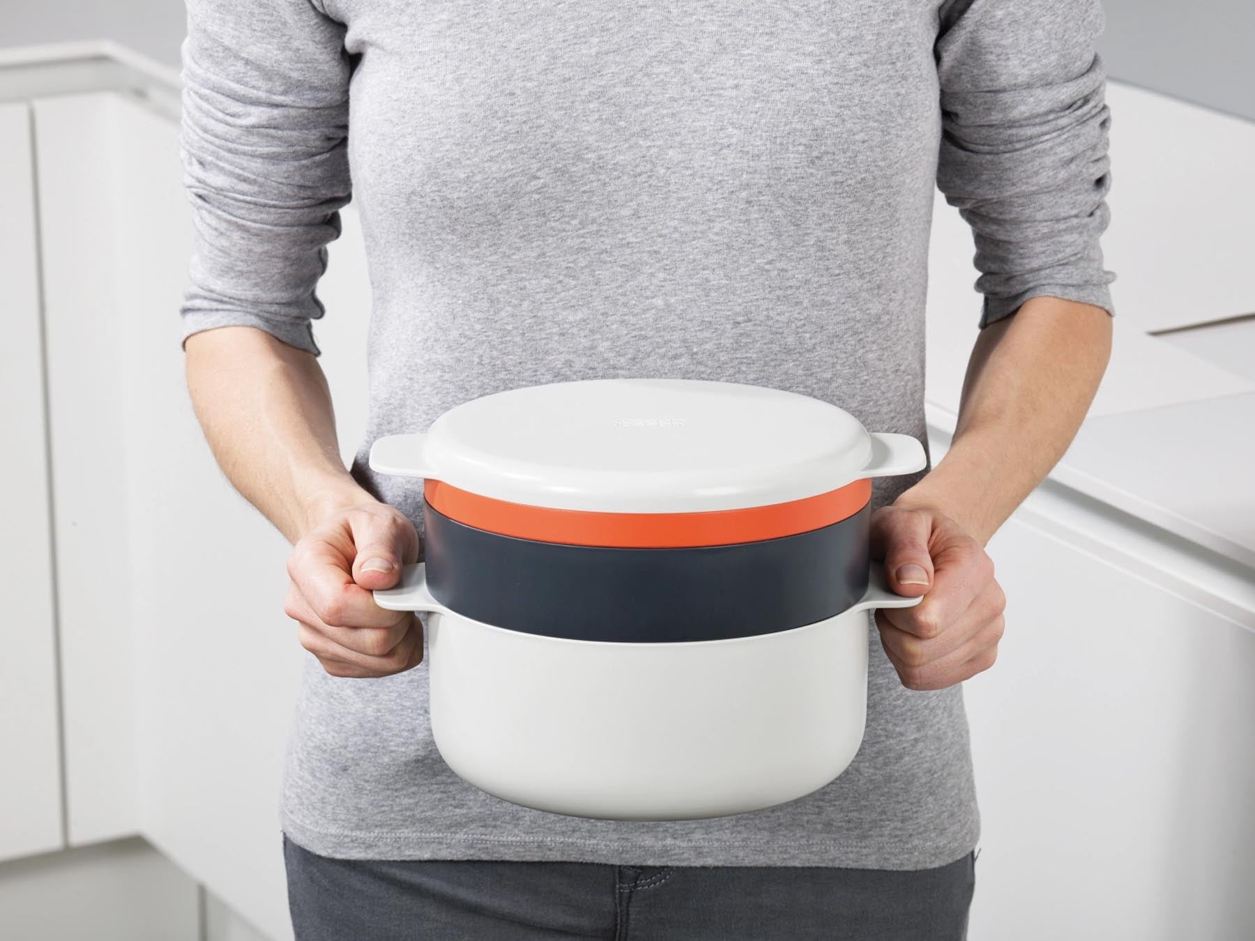 Praktisches 4er Set Mikrowellenkocher in modernem Grau und Orange von Joseph Joseph, ideal für schnelles und einfaches Kochen in der Mikrowelle.
