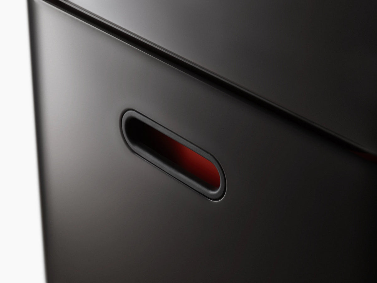 Totem Max 60L, carbon black in Schwarz präsentiert im Onlineshop von KAQTU Design AG. Abfalleimer ist von Joseph Joseph