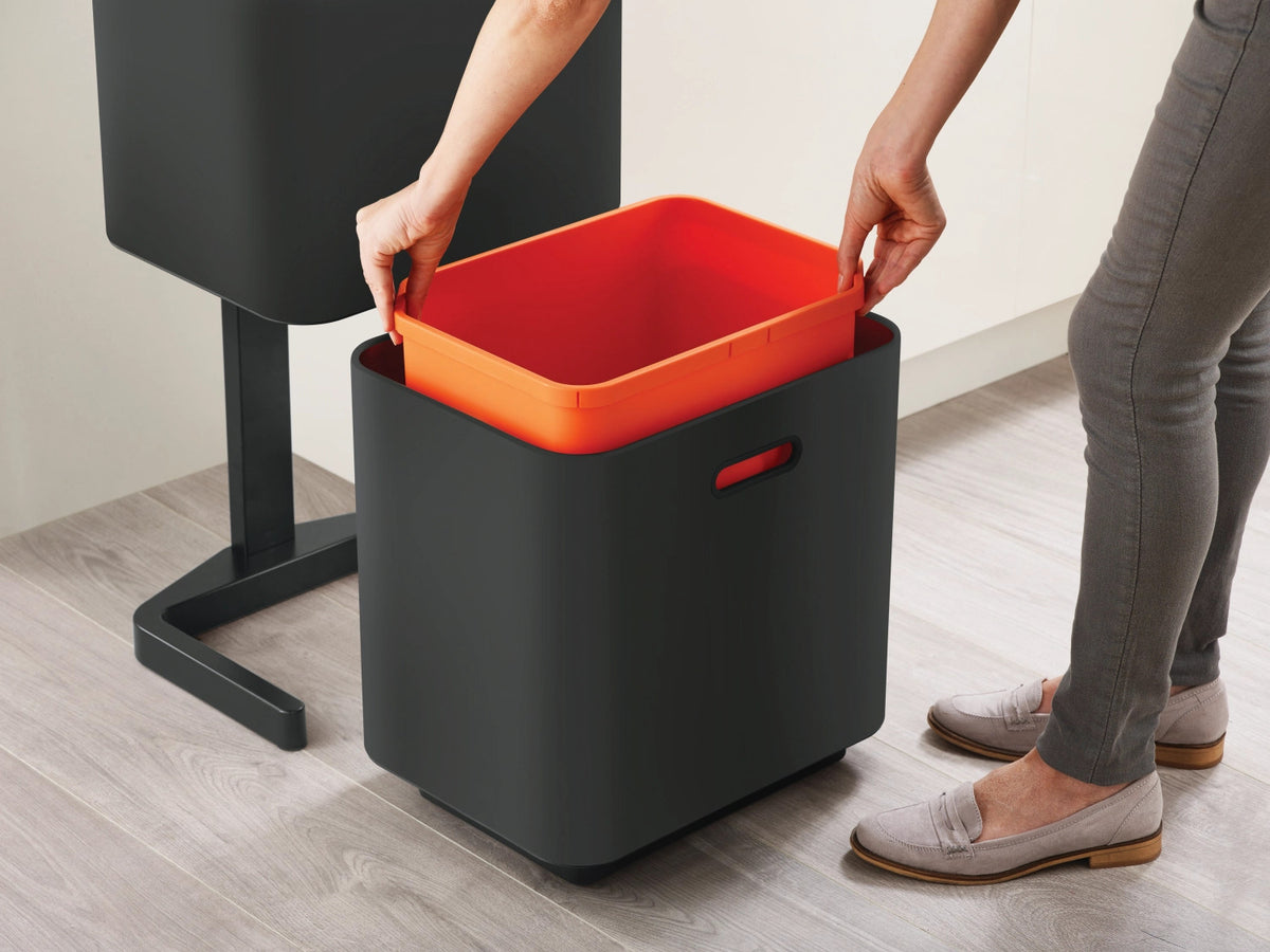 Totem Max 60L, carbon black in Schwarz präsentiert im Onlineshop von KAQTU Design AG. Abfalleimer ist von Joseph Joseph