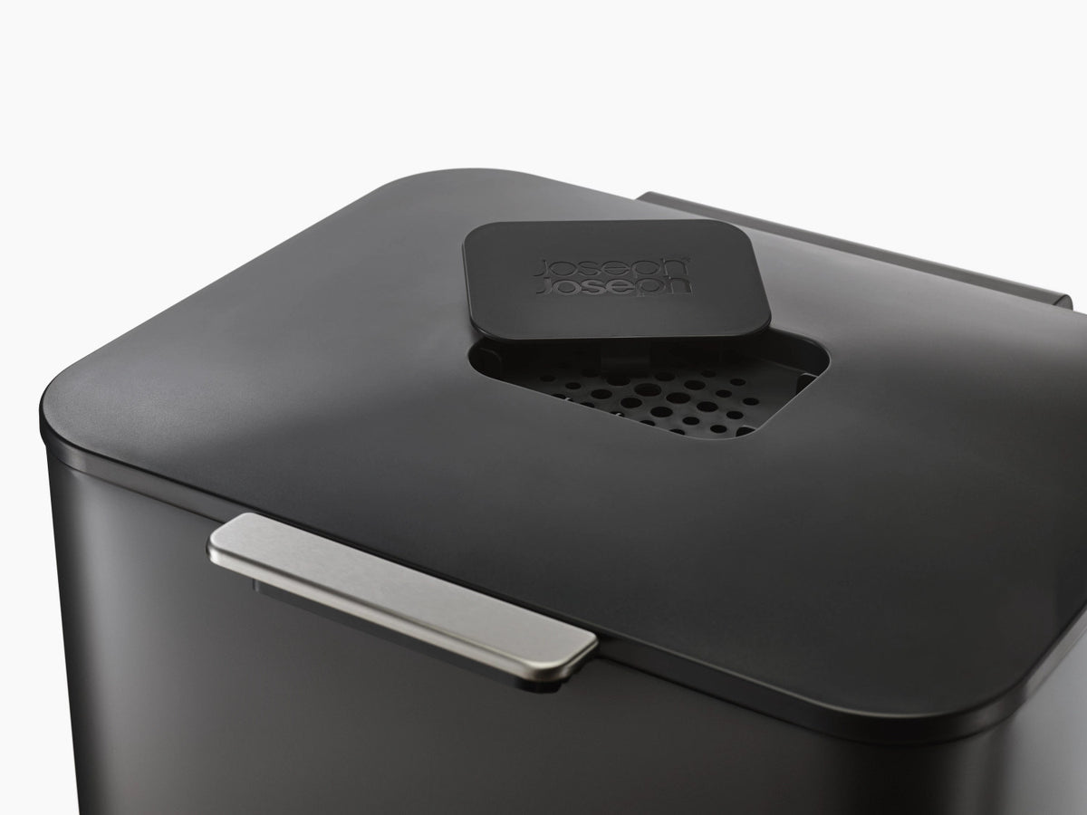 Totem Max 60L, carbon black in Schwarz präsentiert im Onlineshop von KAQTU Design AG. Abfalleimer ist von Joseph Joseph
