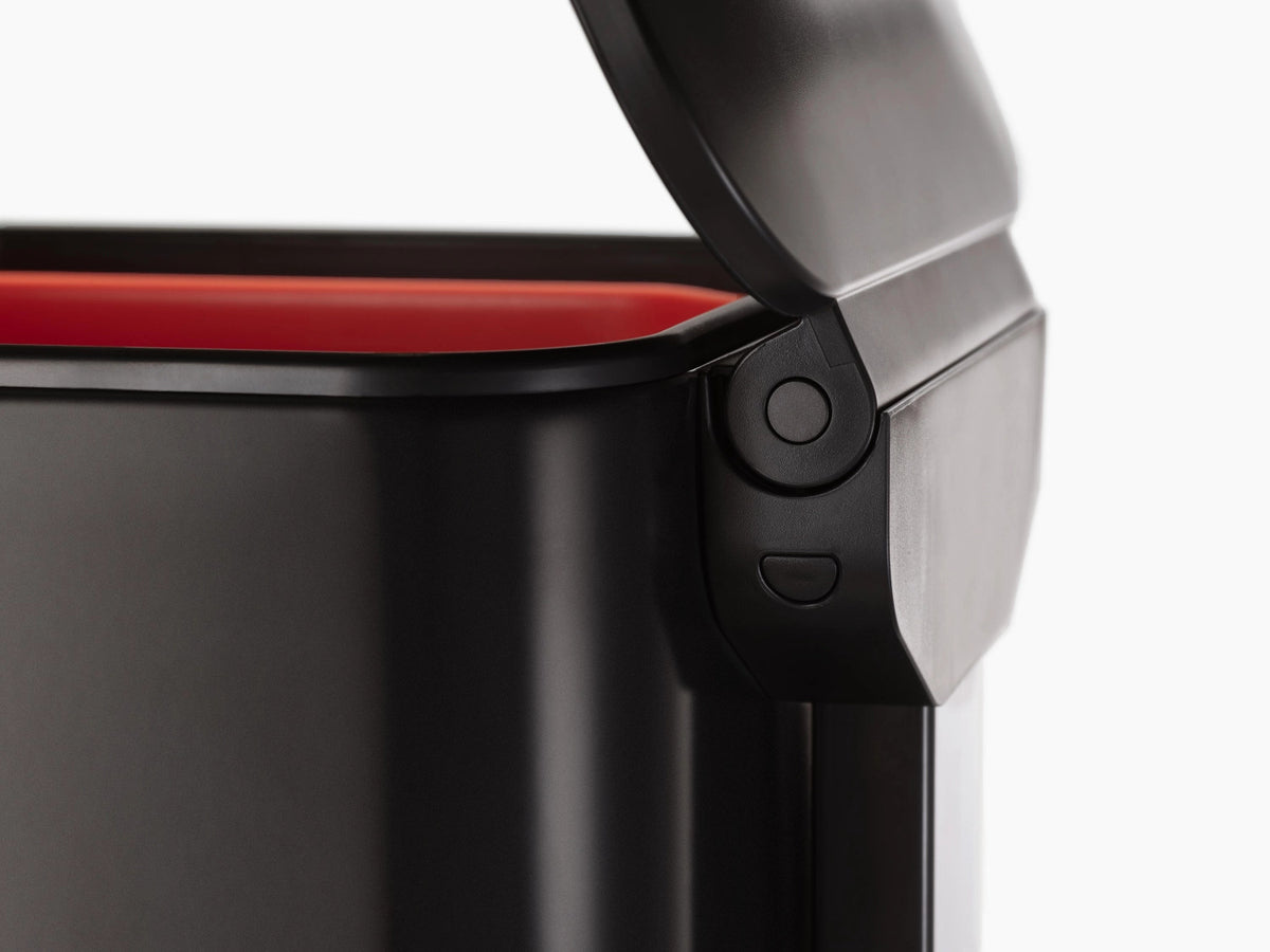Totem Max 60L, carbon black in Schwarz präsentiert im Onlineshop von KAQTU Design AG. Abfalleimer ist von Joseph Joseph