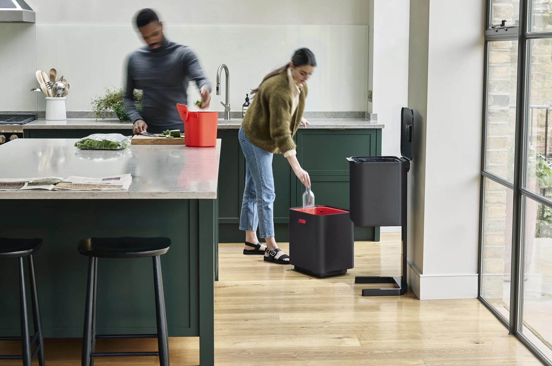 Stylischer Joseph Joseph Totem Max 60L Mülleimer in Carbon Black, perfekt für zeitgemäße Wohnräume und umweltbewusste Mülltrennung.