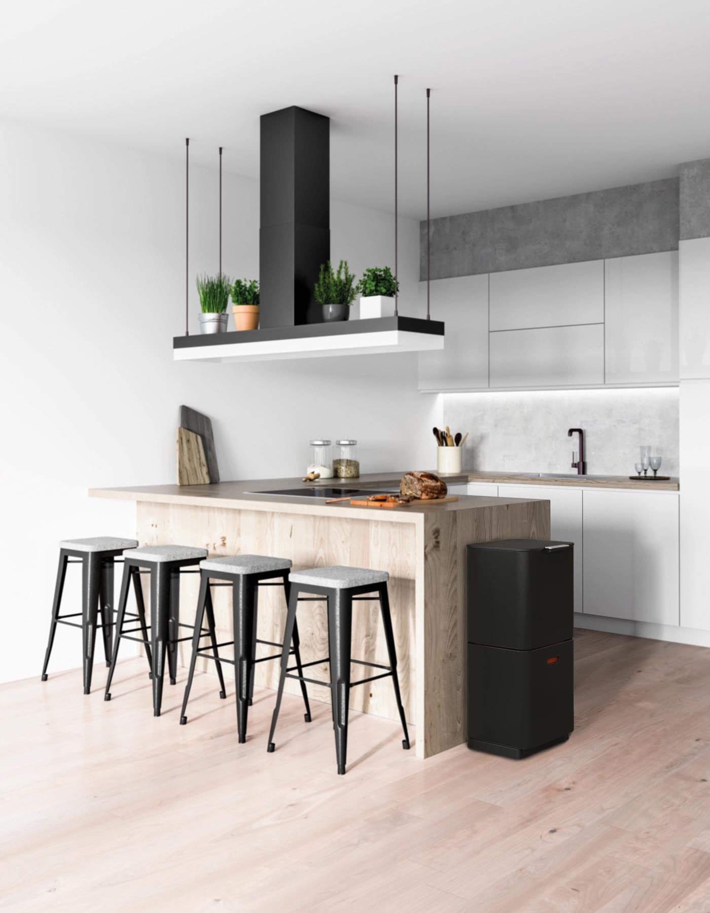 Eleganter Joseph Joseph Totem Max 60L Abfallbehälter in Carbon Black, ideal für modernes Wohnen und effiziente Abfalltrennung.