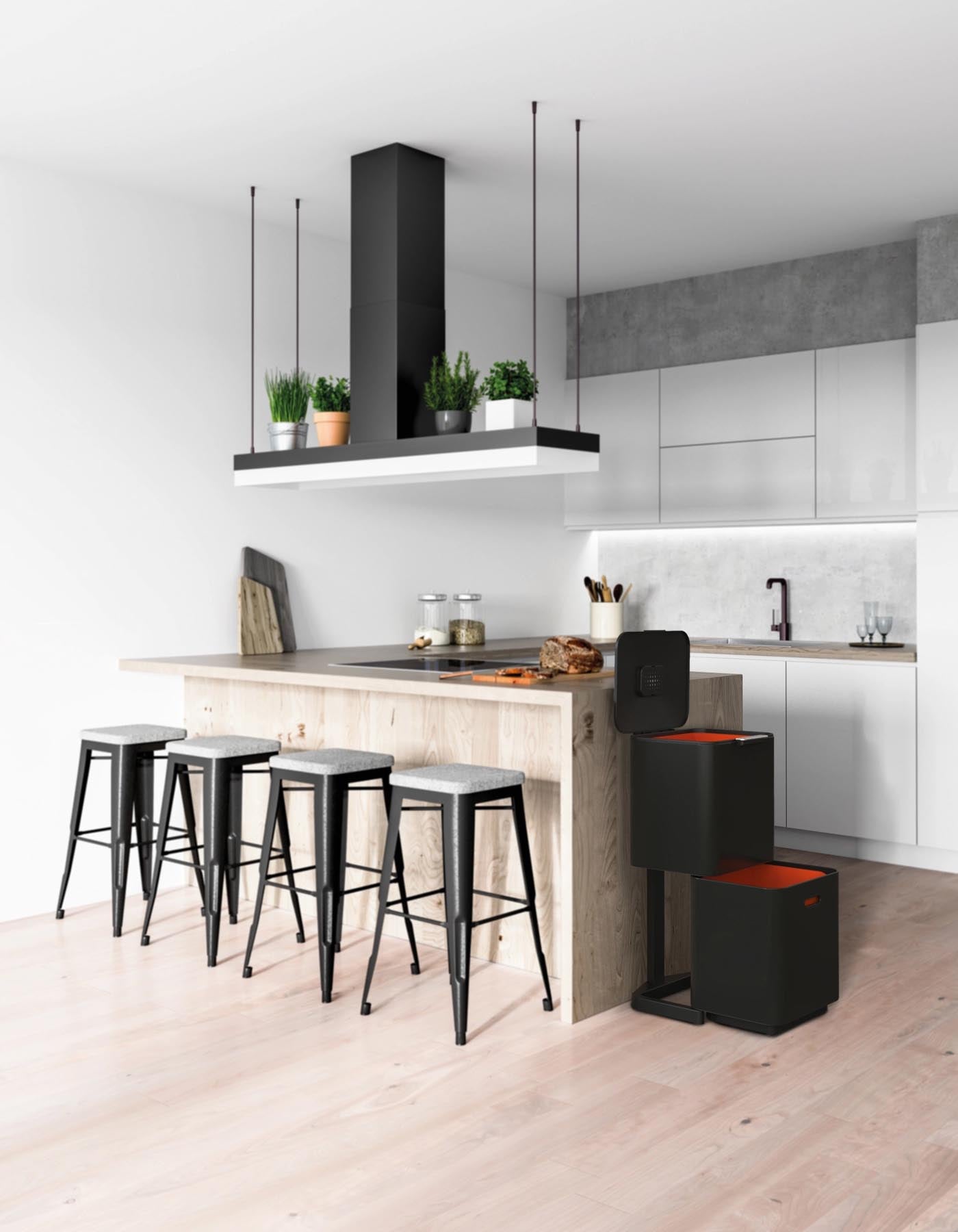Stylischer Joseph Joseph Totem Max 60L Mülleimer in Carbon Black, perfekt für zeitgemäße Innenräume und umweltbewusste Mülltrennung.
