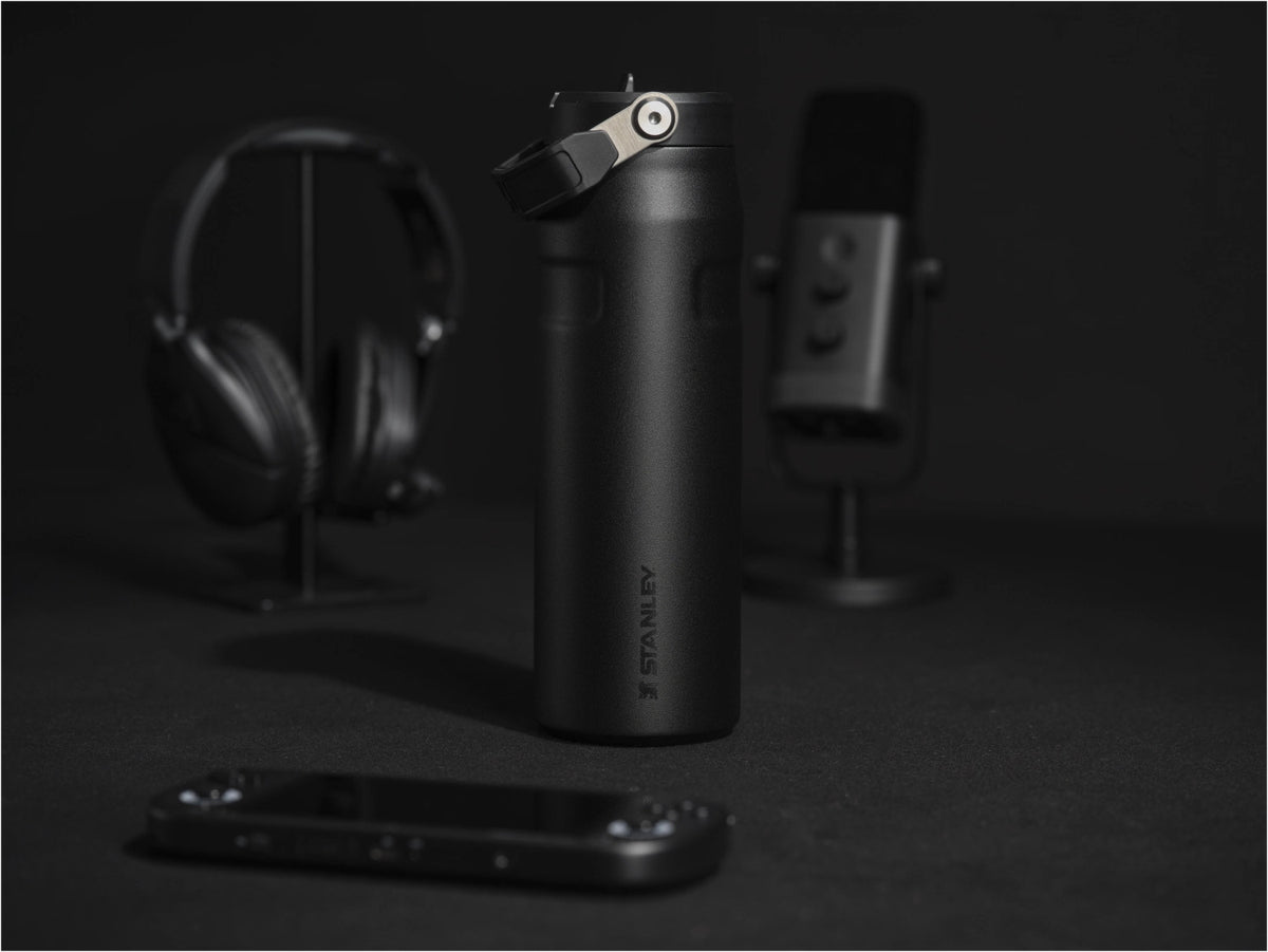 Vitalize Shaker 0.6l black 2.0 in Schwarz präsentiert im Onlineshop von KAQTU Design AG. Trinkflaschen ist von Stanley