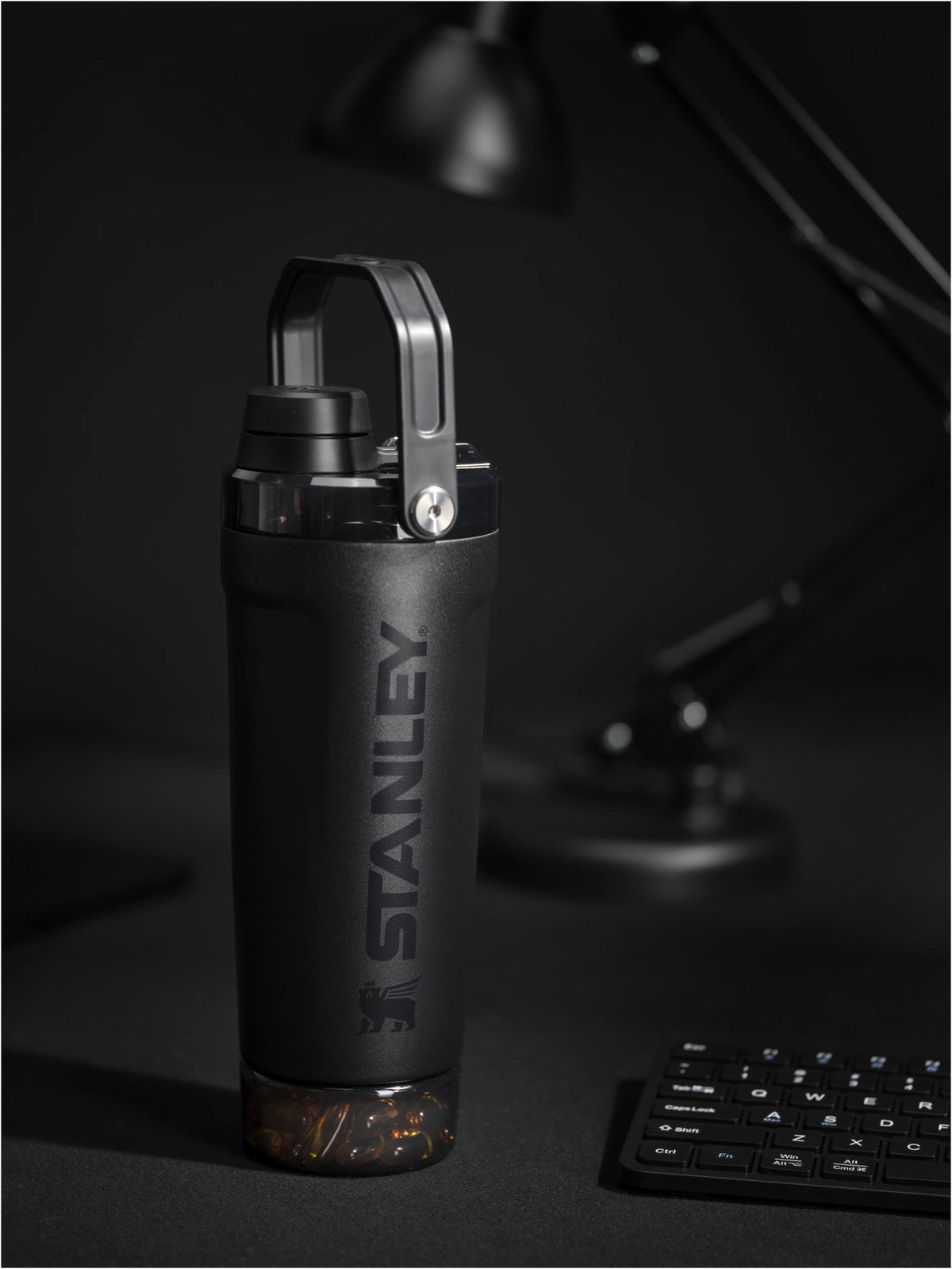 Vitalize Shaker 0.6l black 2.0 in Schwarz präsentiert im Onlineshop von KAQTU Design AG. Trinkflaschen ist von Stanley