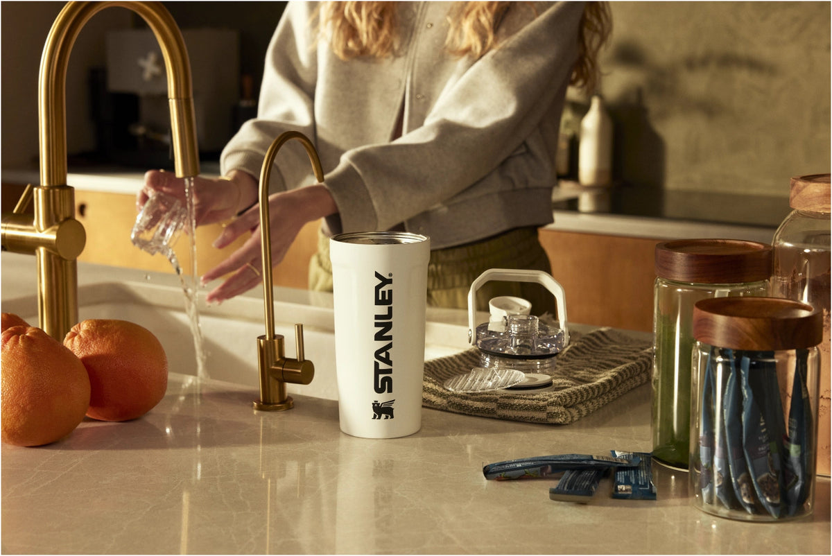 Vitalize Shaker 0.6l chalk in Weiss präsentiert im Onlineshop von KAQTU Design AG. Trinkflaschen ist von Stanley