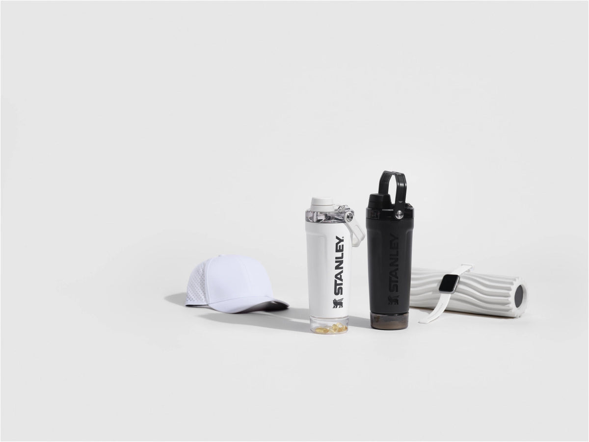 Vitalize Shaker 0.6l chalk in Weiss präsentiert im Onlineshop von KAQTU Design AG. Trinkflaschen ist von Stanley
