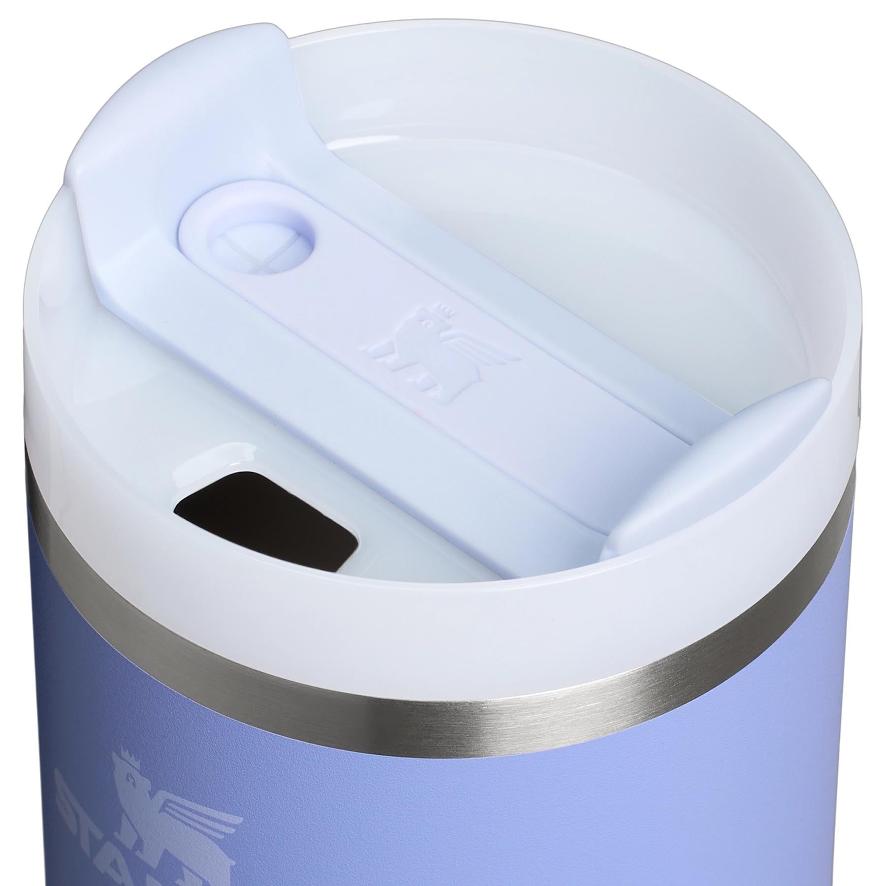 Elegante Stanley Thermosflasche Quencher FlowState 0.6l in sanftem Hydrangea-Violett, perfekt für unterwegs und vielseitige Getränke.