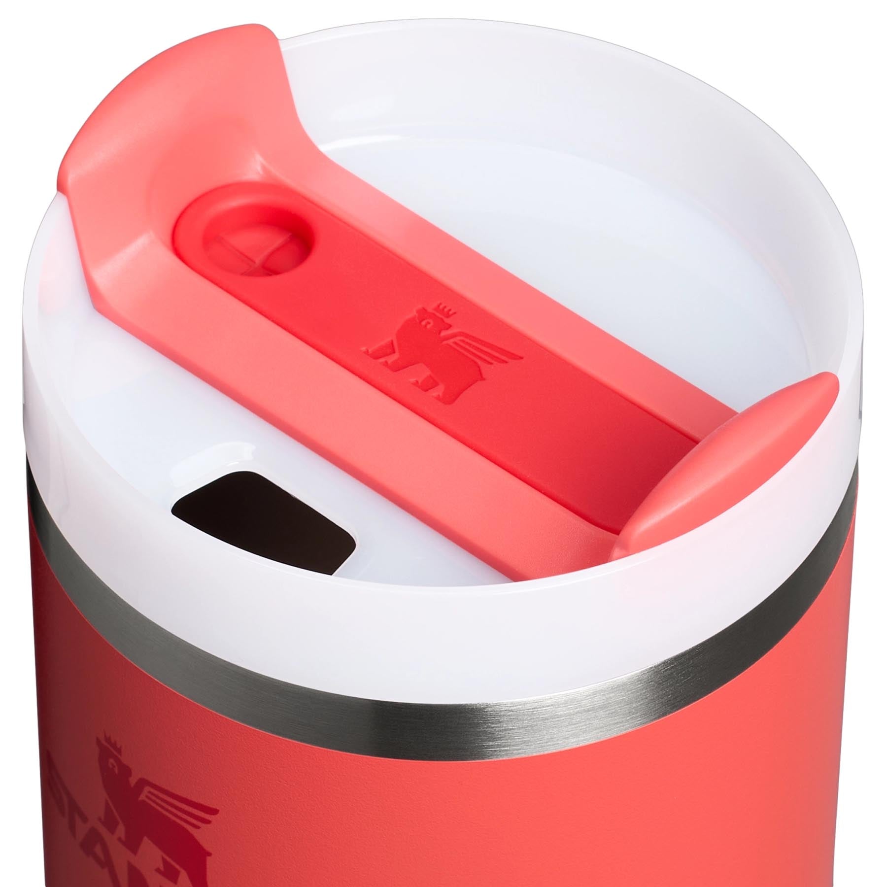 Moderne Stanley Thermosflasche Quencher FlowState 0.6l in auffälligem Hot Coral, perfekt für unterwegs und hält Getränke lange warm oder kühl.