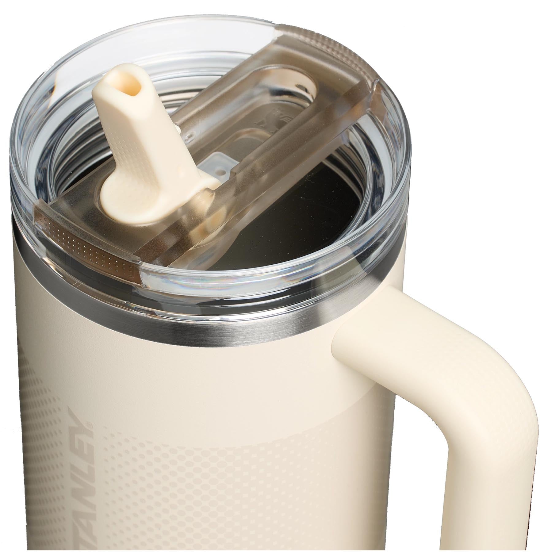 Moderne Stanley Thermosflasche Quencher ProTour mit praktischem Flip Straw in elegantem Cream Fade, ideal für Erfrischungen unterwegs.