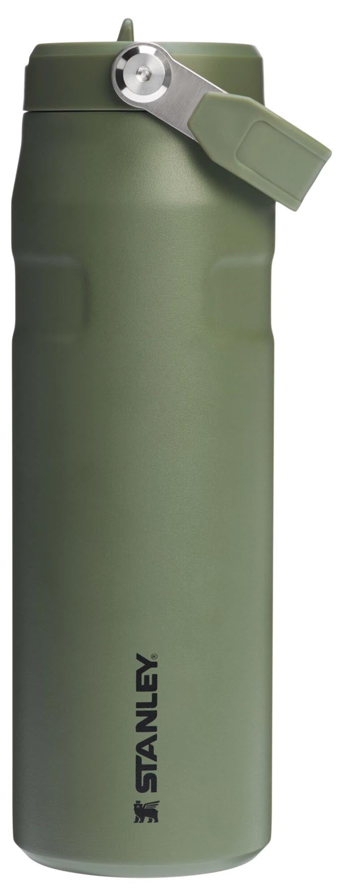 IceFlow Flip Straw Flasche 0.7l dried pine in Grün präsentiert im Onlineshop von KAQTU Design AG. Aufbewahrungsbehälter ist von Stanley