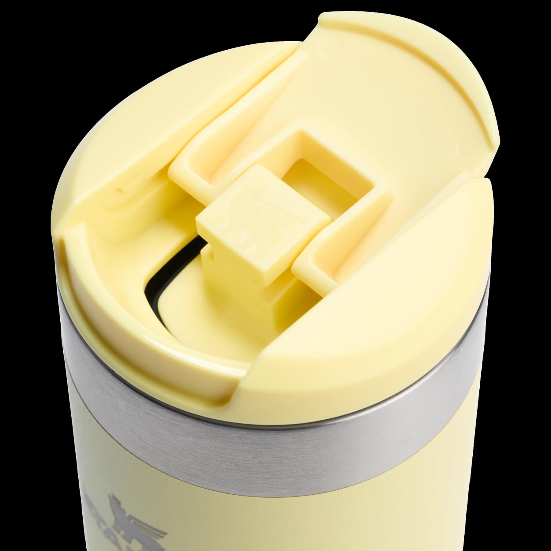 Stylische AeroLight Transit Mug in leuchtendem Pomelo-Gelb von Stanley, ideal für unterwegs und perfekt isoliert für heiße und kalte Getränke.