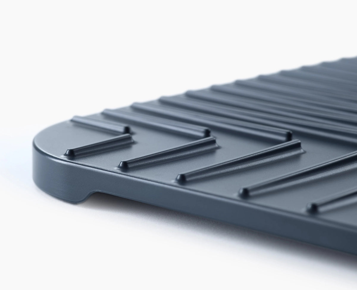 SinkShield Abtropfmatte mit Abfluss S 30x30cm ABS in Grau präsentiert im Onlineshop von KAQTU Design AG. Küchenhelfer ist von Joseph Joseph