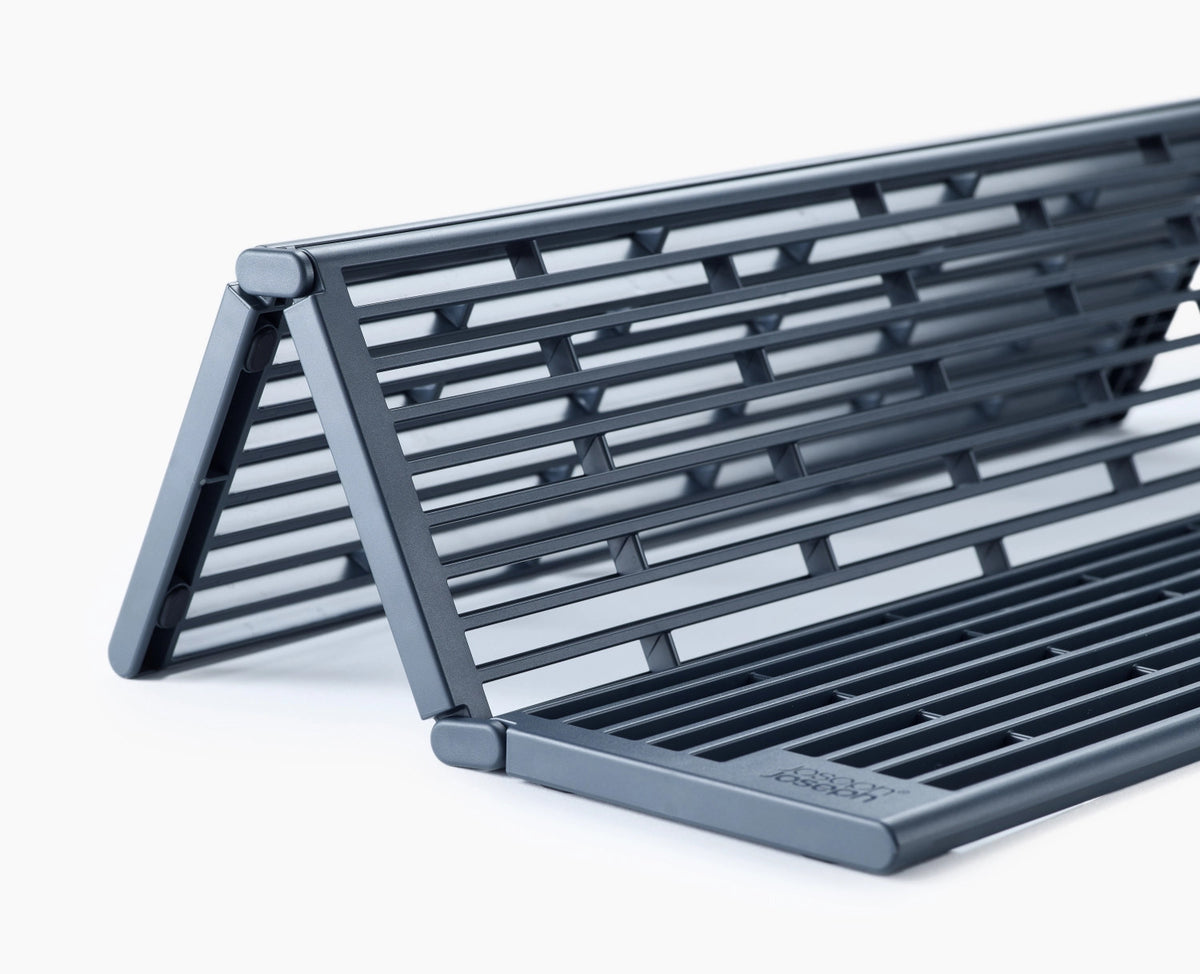 Faltbare Spülbecken Abtropfschale in Grau präsentiert im Onlineshop von KAQTU Design AG. Küchenhelfer ist von Joseph Joseph