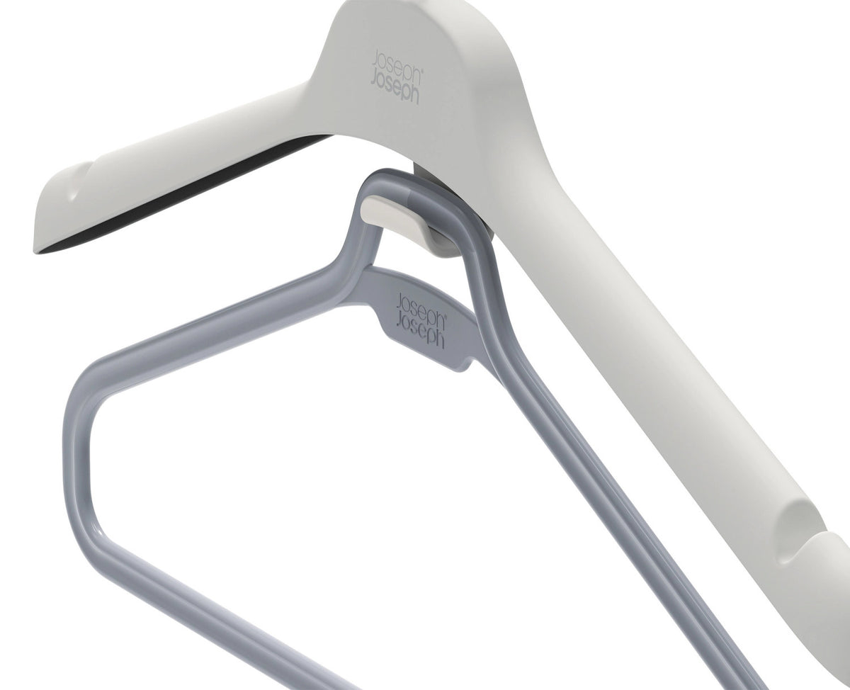 2er Set Orderly Kleiderbügel für Kleider H31cm L43cm PP ecru in Grau präsentiert im Onlineshop von KAQTU Design AG. Kleiderbügel ist von Joseph Joseph