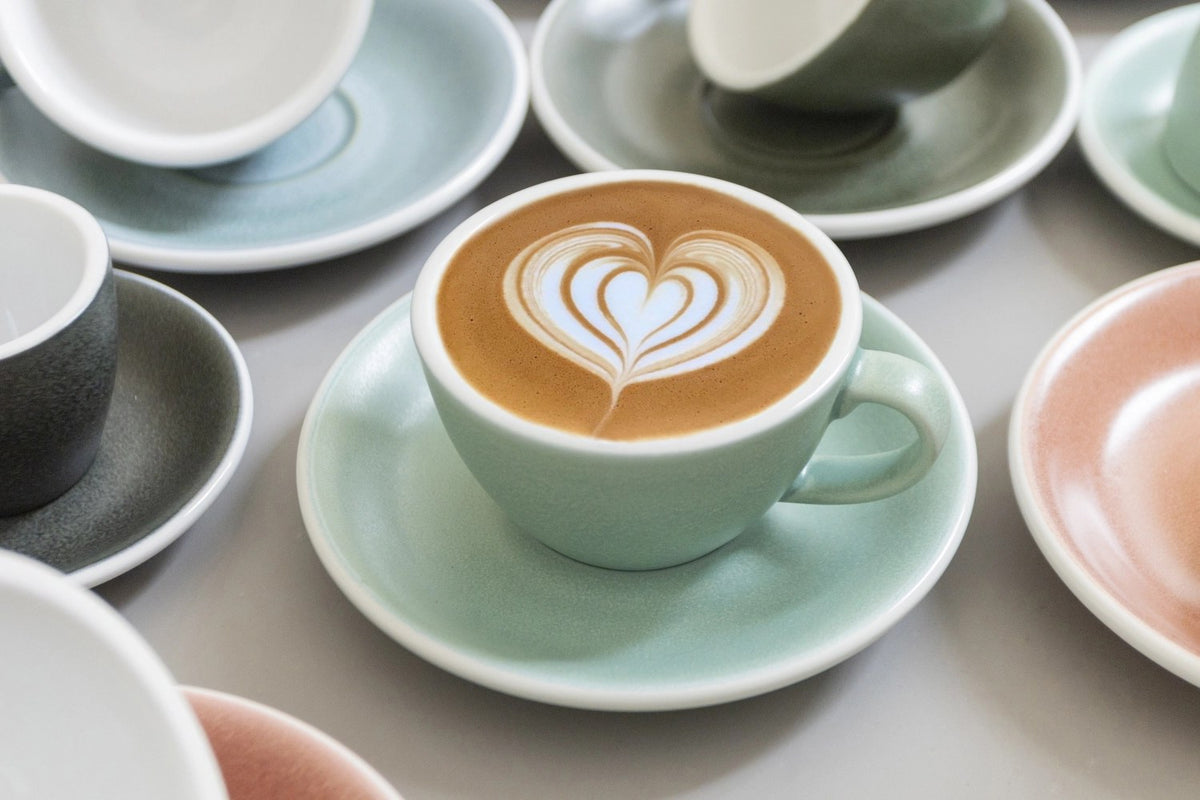 Blaue Kaffeetasse Egg 200ml von Loveramics mit matter Glasur und ovaler Form, Masse 10.9 x 10.1 x 6 cm, auf neutralem Hintergrund fotografiert.