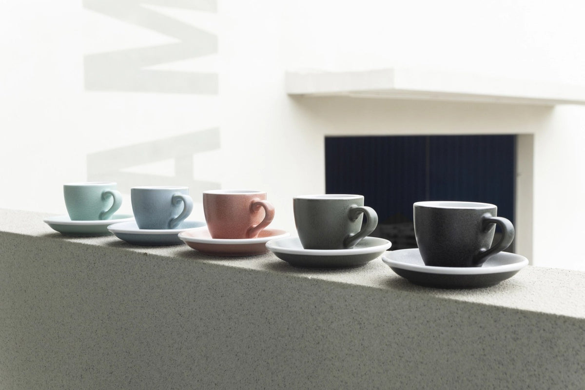 Blaue Kaffeetasse Egg 200ml von Loveramics mit matter Glasur und ovaler Form, Masse 10.9 x 10.1 x 6 cm, auf neutralem Hintergrund fotografiert.