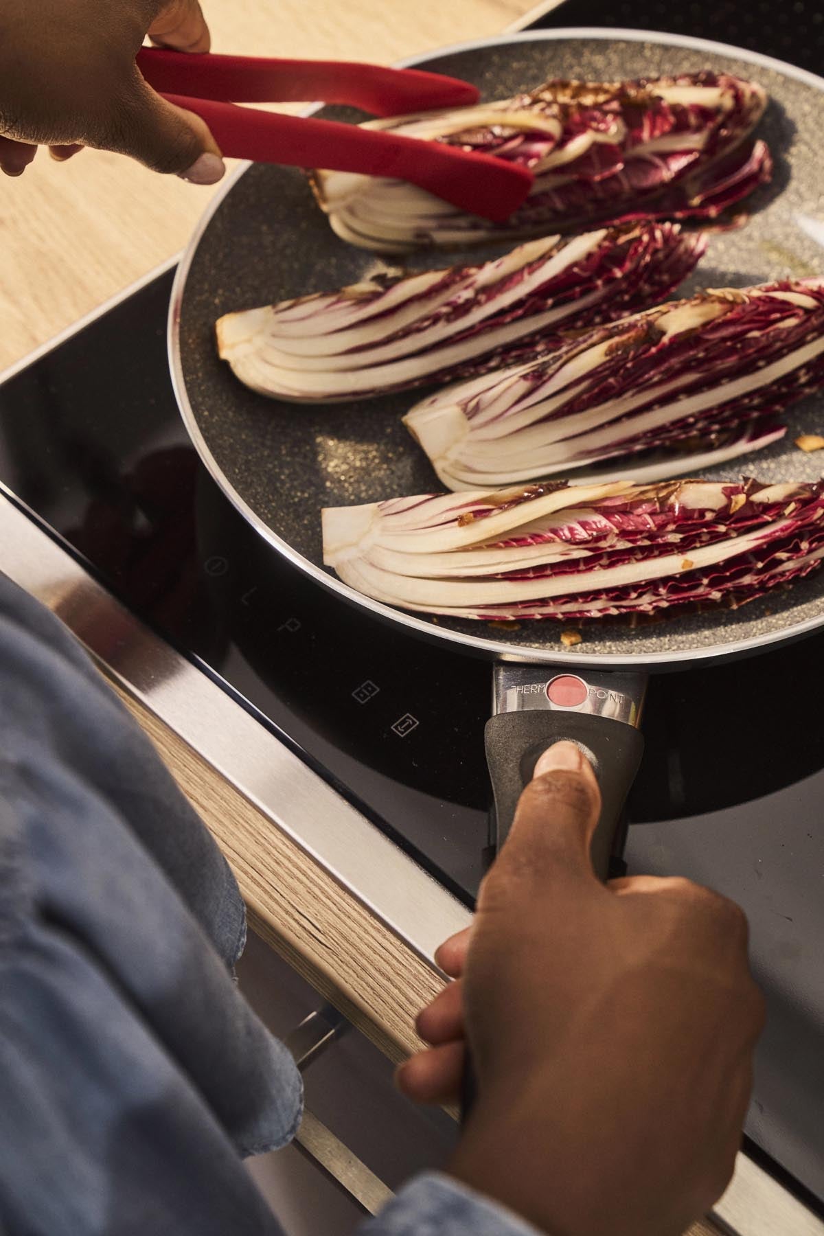 Elegante 28 cm Bratpfanne aus Keramik von Ballarini, ideal für gesundes Kochen ohne Fett und ein modernes Küchendesign.