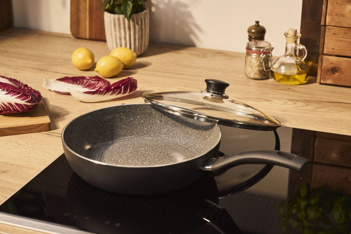 Bologna Ceramic Schmorpfanne mit Deckel 28cm in Schwarz präsentiert im Onlineshop von KAQTU Design AG. ist von Ballarini