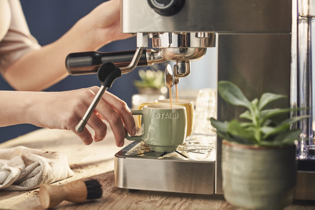 Tasse Eucalyptus XS 100ml in Grün präsentiert im Onlineshop von KAQTU Design AG. Espressotassen ist von Staub