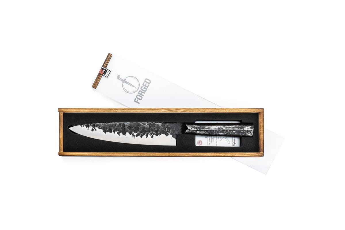 Brute Kochmesser 20cm in Schwarz präsentiert im Onlineshop von KAQTU Design AG. Küchenmesser ist von Forged