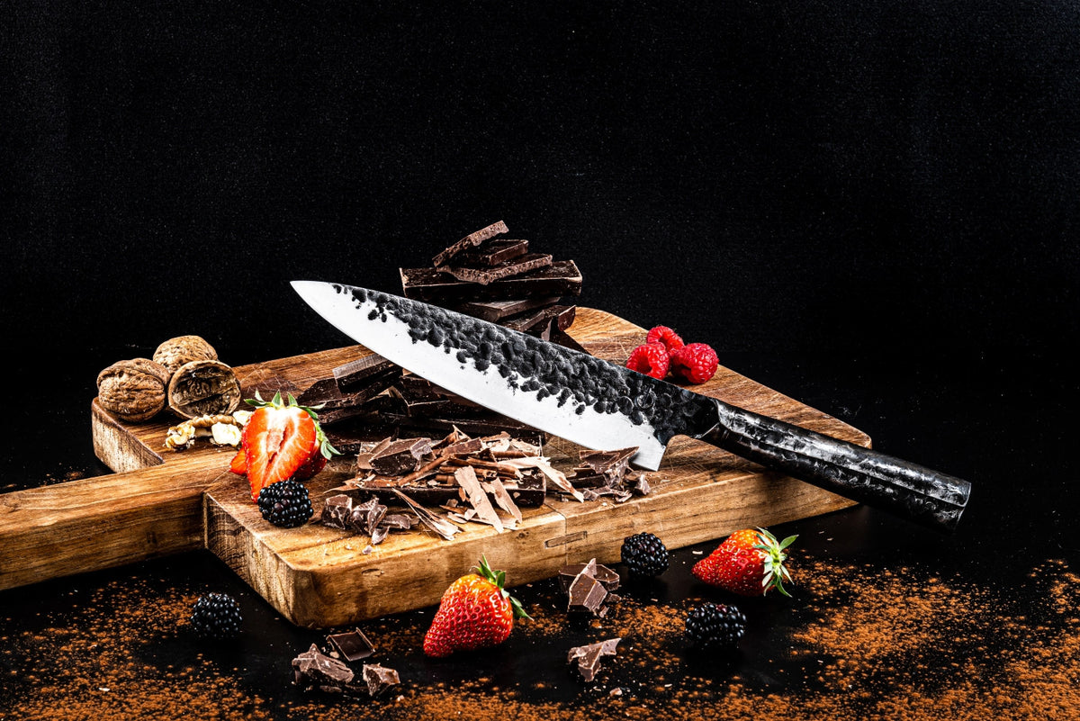 Brute Kochmesser 20cm in Schwarz präsentiert im Onlineshop von KAQTU Design AG. Küchenmesser ist von Forged