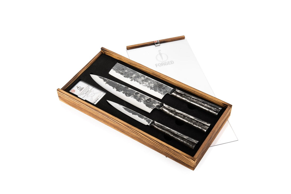 3-teiliges Messerset der Marke Forged in Silber, bestehend aus Kochmesser, Hackmesser und Allzweckmesser, verpackt in einer Holzbox.