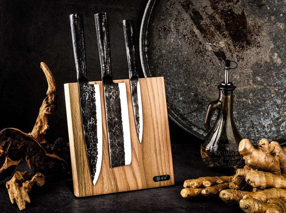3-teiliges Messerset der Marke Forged in Silber, bestehend aus Kochmesser, Hackmesser und Allzweckmesser, verpackt in einer Holzbox.