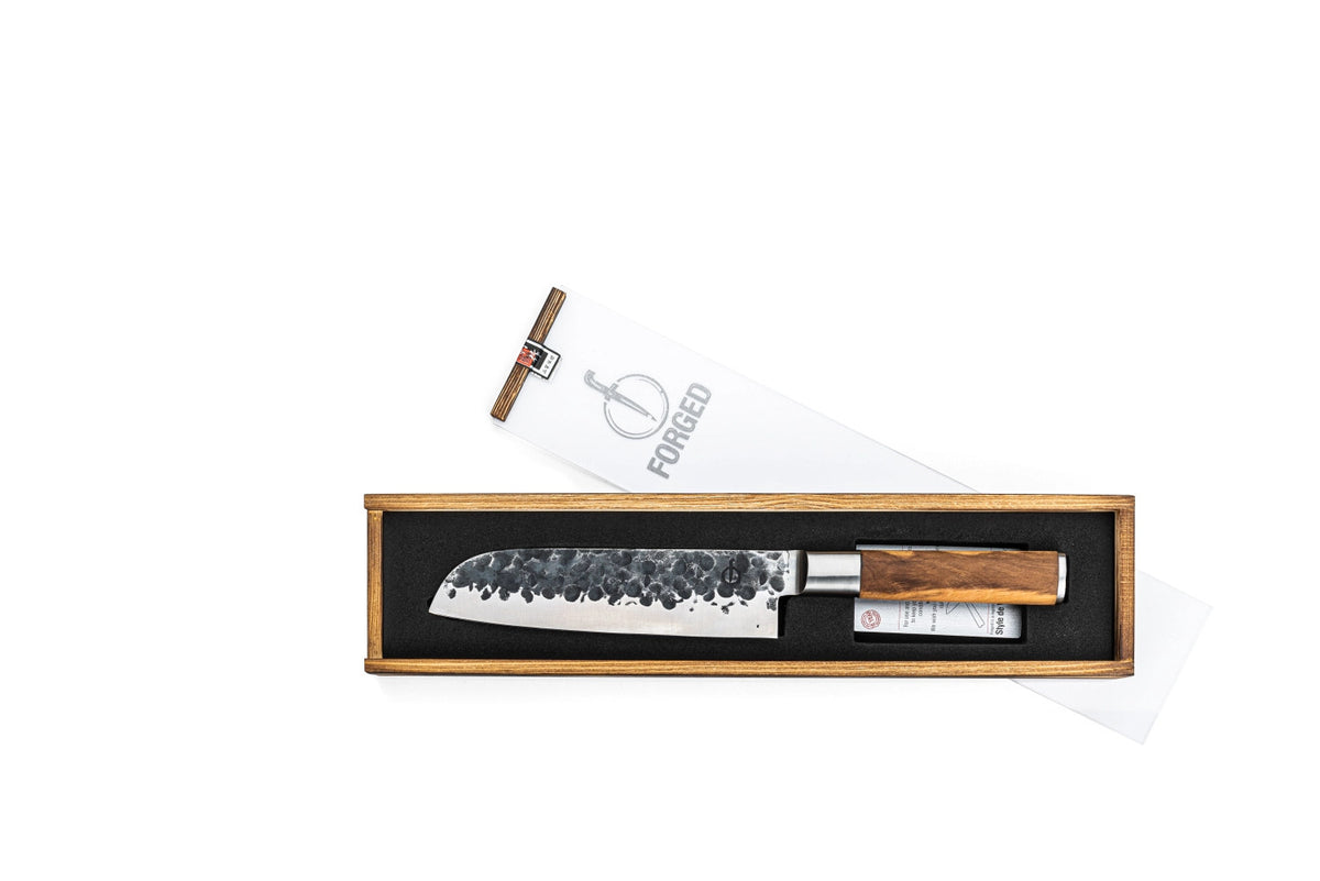 Olive Santokumesser 18cm in Beige präsentiert im Onlineshop von KAQTU Design AG. Küchenmesser ist von Forged