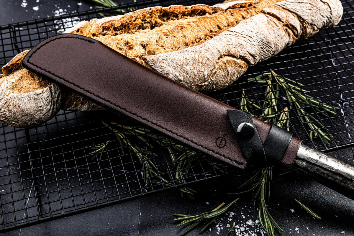 Lederetui Brotmesser in Gelb präsentiert im Onlineshop von KAQTU Design AG. Küchenmesser ist von Forged
