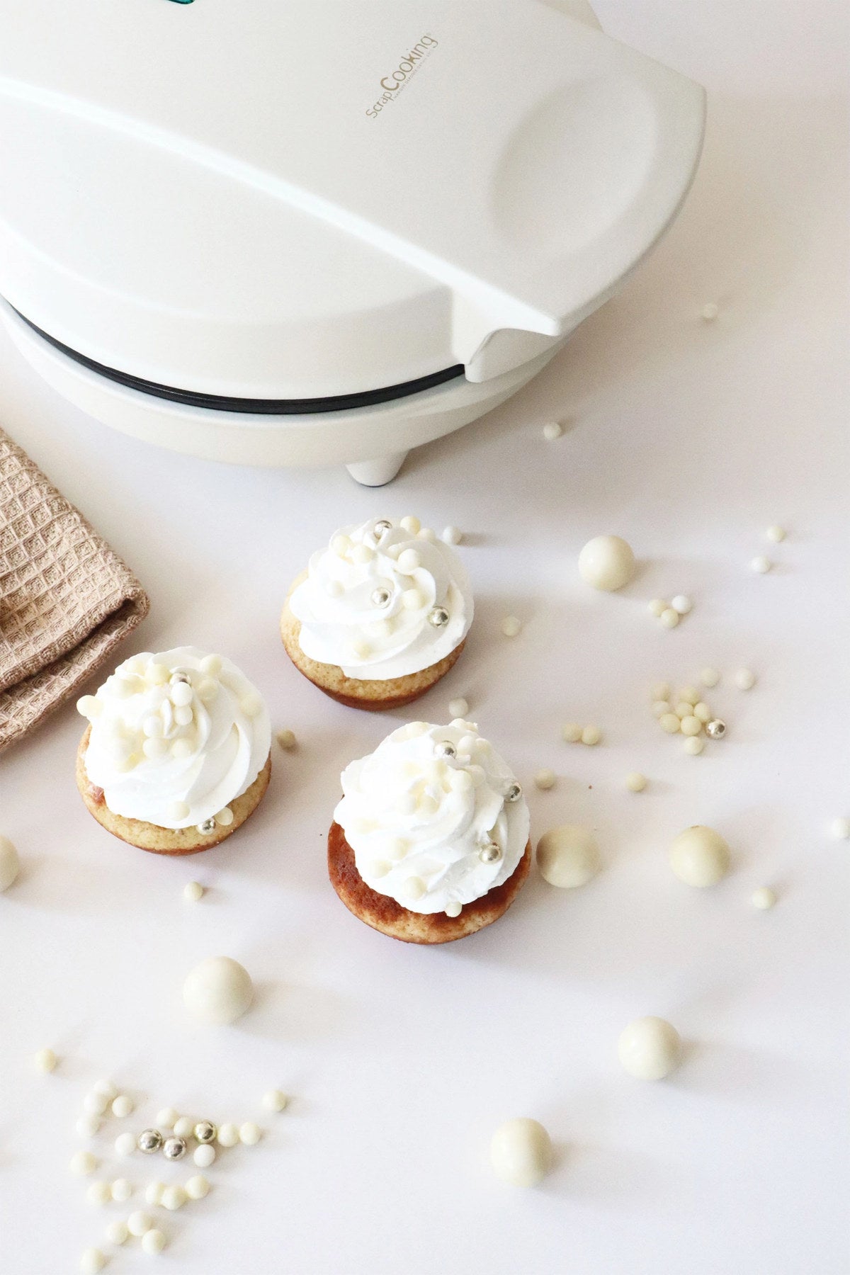 Mini Cupcakes Factory in Weiss präsentiert im Onlineshop von KAQTU Design AG. Küchengerät ist von Scrap Cooking