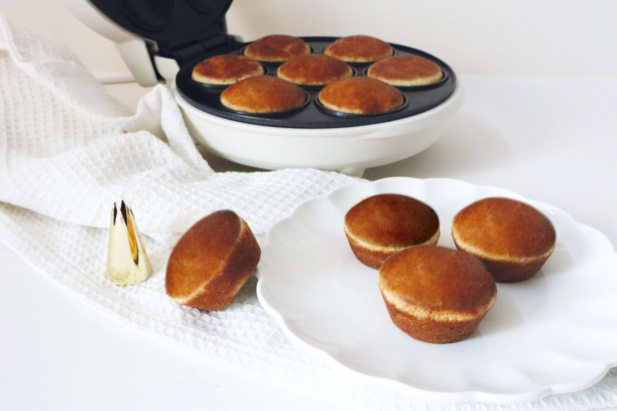 Mini Cupcakes Factory in Weiss präsentiert im Onlineshop von KAQTU Design AG. Küchengerät ist von Scrap Cooking