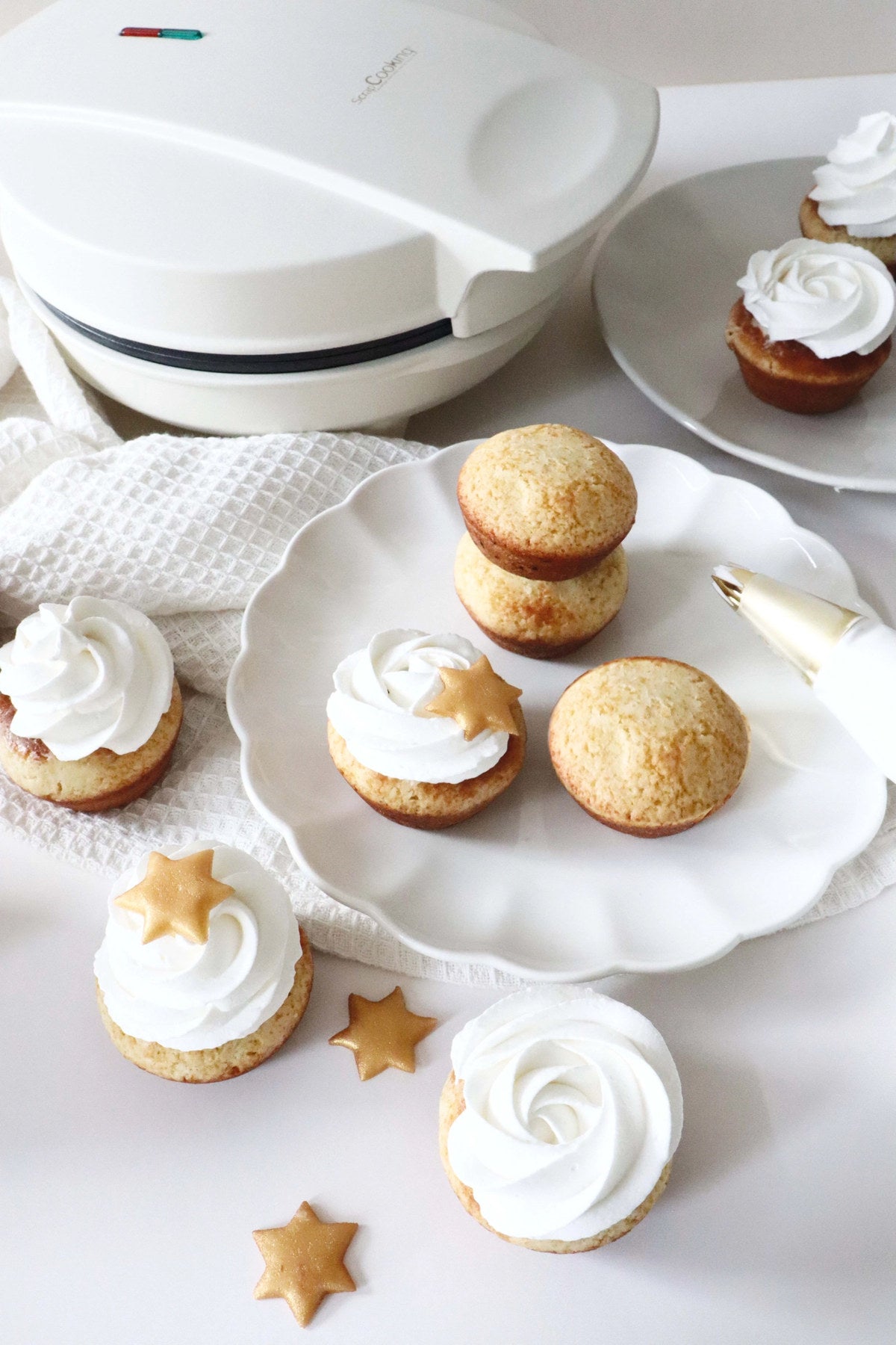 Mini Cupcakes Factory in Weiss präsentiert im Onlineshop von KAQTU Design AG. Küchengerät ist von Scrap Cooking
