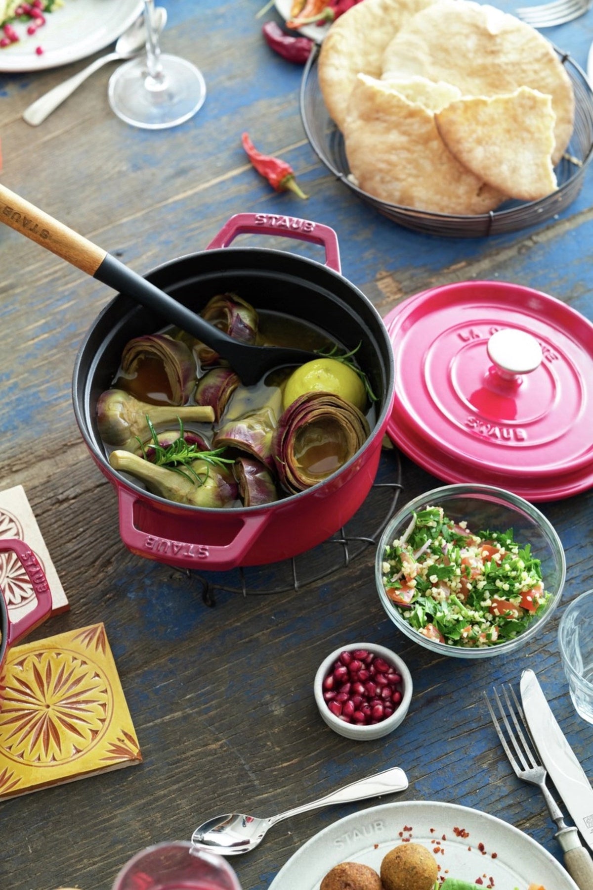 Cocotte 20cm, rund, Kirsch-Rot, Gusseisen 2.2l in Rot präsentiert im Onlineshop von KAQTU Design AG. ist von Staub