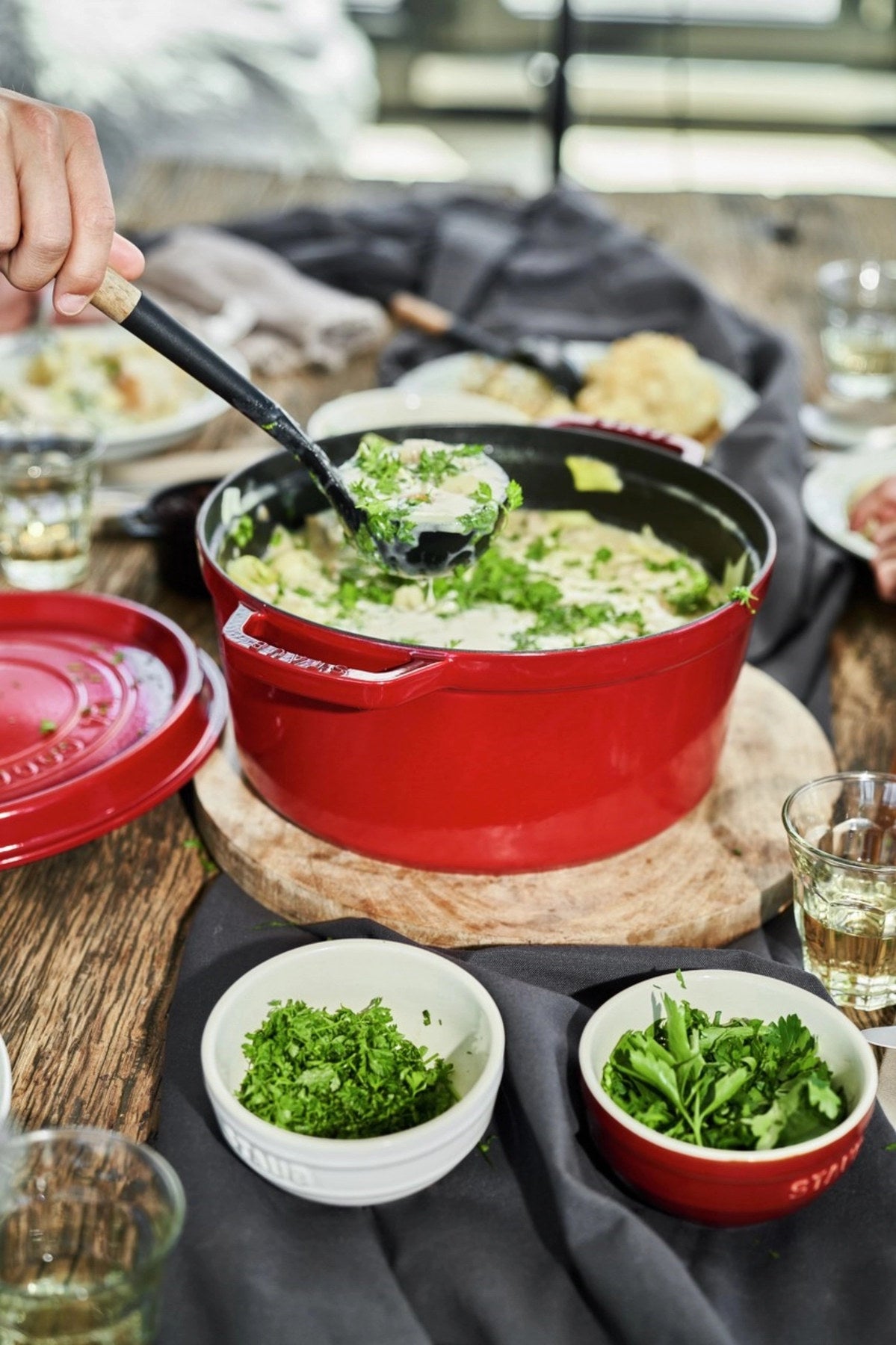 Cocotte 28cm, rund, Kirsch-Rot, Gusseisen 6.7l in Rot präsentiert im Onlineshop von KAQTU Design AG. ist von Staub