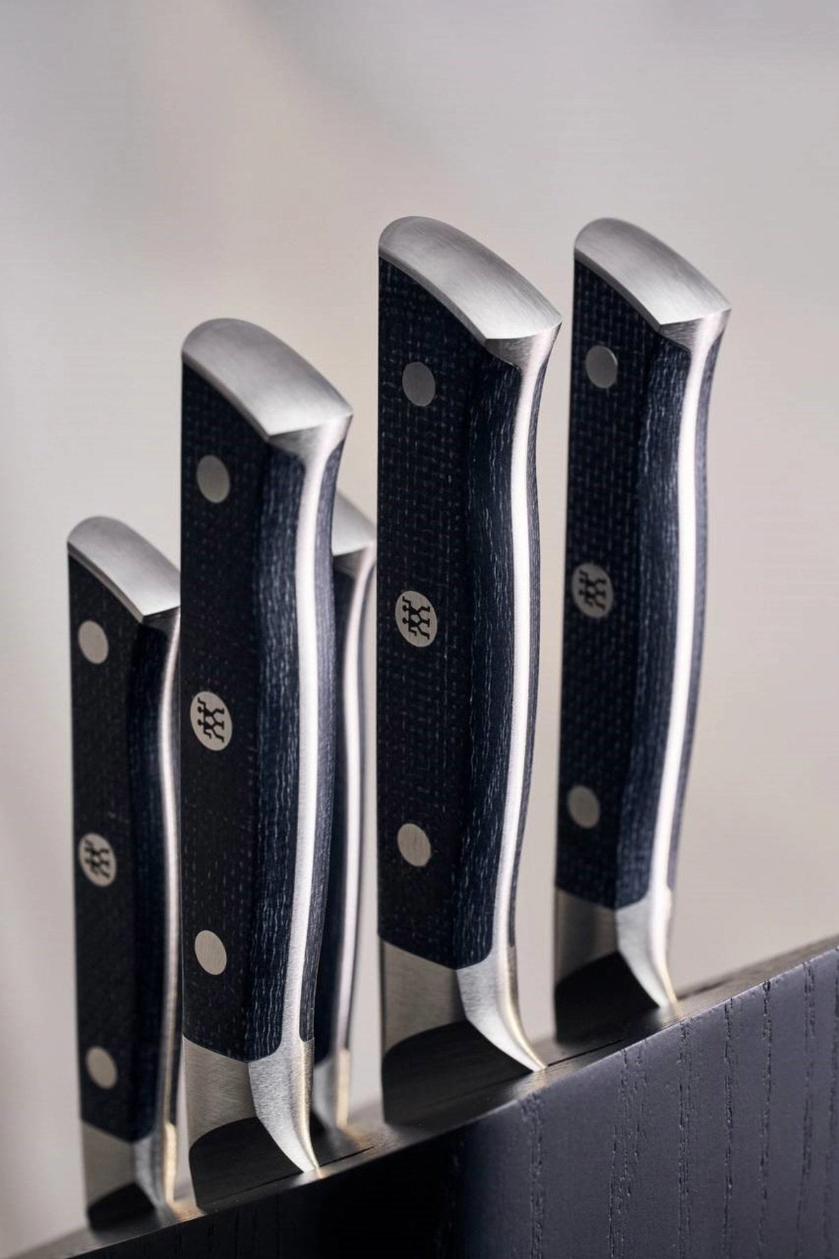 Spectrum Santokumesser 180mm in Schwarz präsentiert im Onlineshop von KAQTU Design AG. Küchenmesser ist von Zwilling