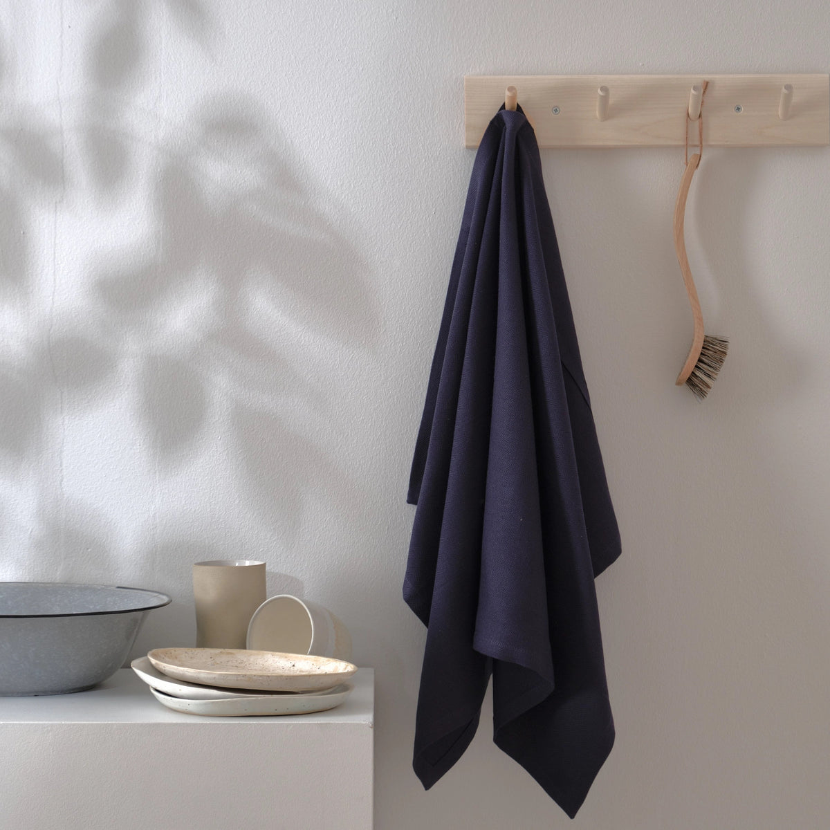 Geschirrtuch 53x86cm dark blue Biobaumwolle in Blau präsentiert im Onlineshop von KAQTU Design AG. Küchentuch ist von The Organic Company