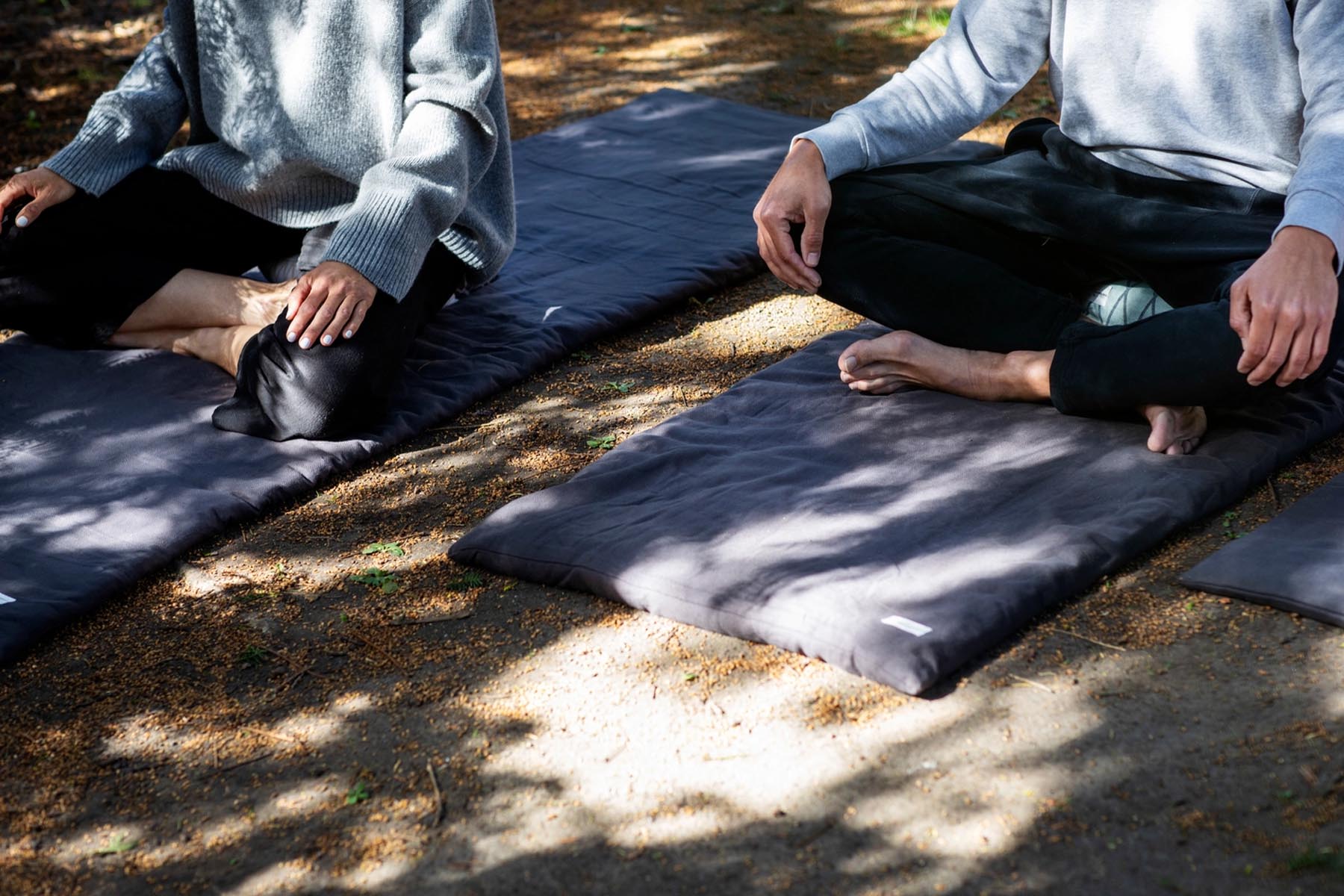 Praktische Meditationsmatte in tiefem Blau, 70x200cm, aus biologischer Baumwolle – perfekt für Meditation und Yoga unterwegs.