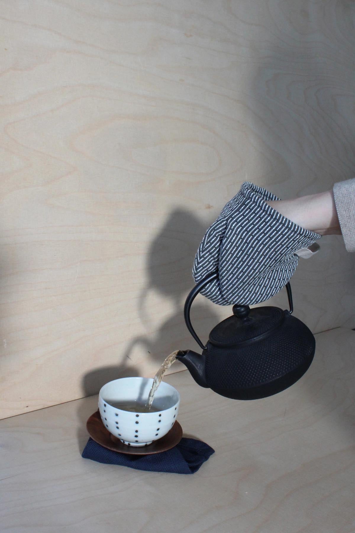 Elegante Mini Ofenhandschuhe in evening grey aus Biobaumwolle, ideal für sicheres Greifen von heißen Töpfen und Pfannen. Perfekt für die Küche.