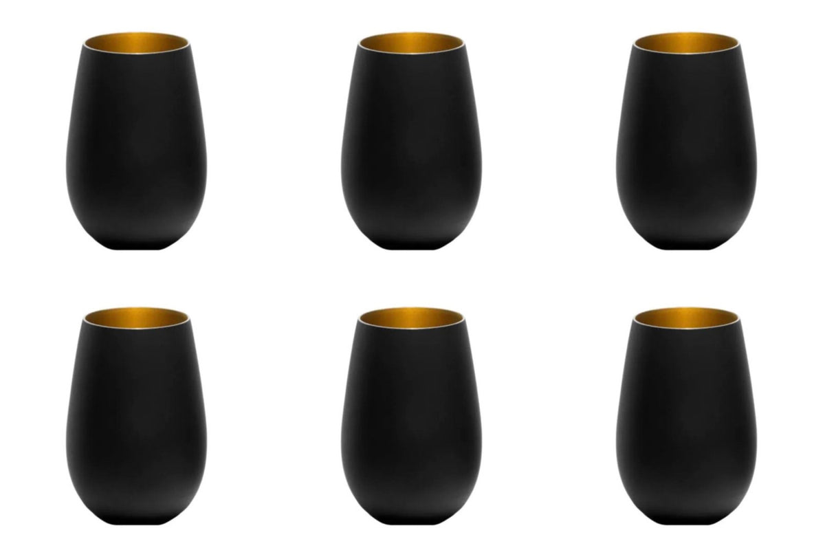Sechs Trinkgläser aus Glas der Serie Elements von Stölzle in Schwarz mit goldenen Akzenten, je 465ml Fassungsvermögen, als Set angeordnet.