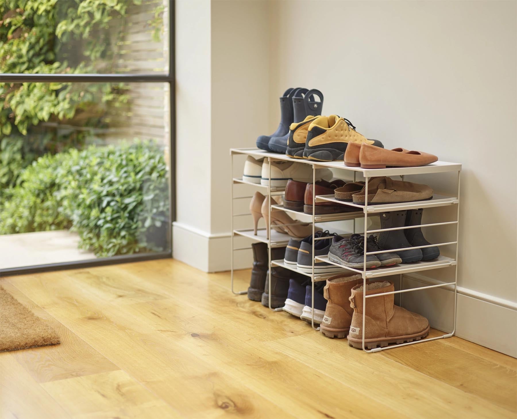 Zwei stilvolle ecrufarbene Ersatztablare für Schuhregale, ideal zur Optimierung der Schuhorganisation und -präsentation.
