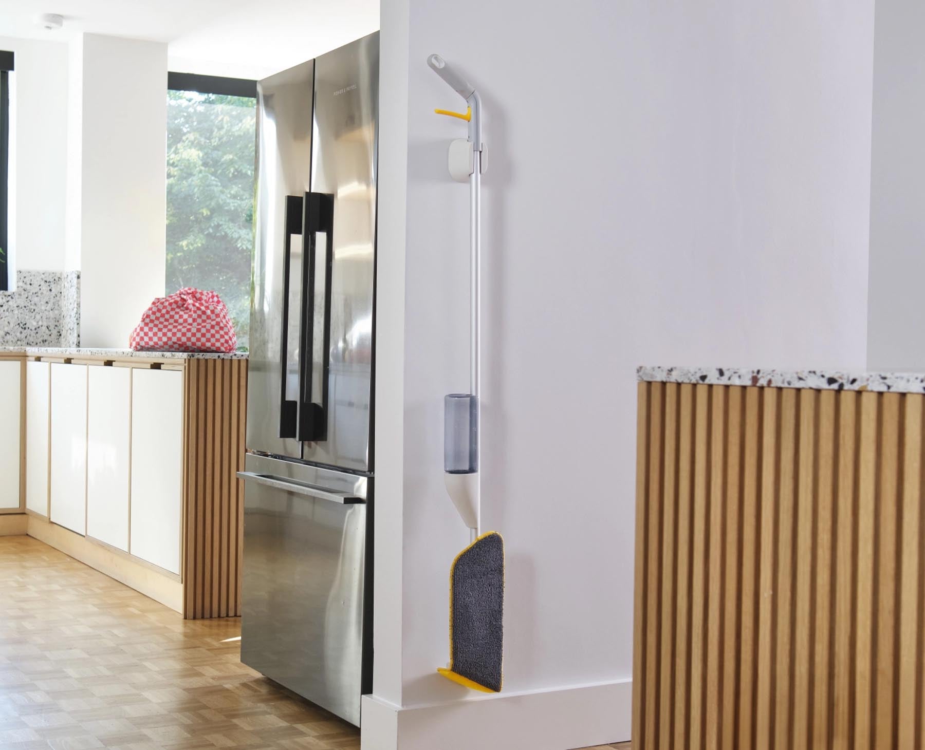 Vielseitiger CleanTech Sprühmopp in elegantem Stein-Grau, perfekt für gründliche Reinigung und müheloses Wischen von Böden.