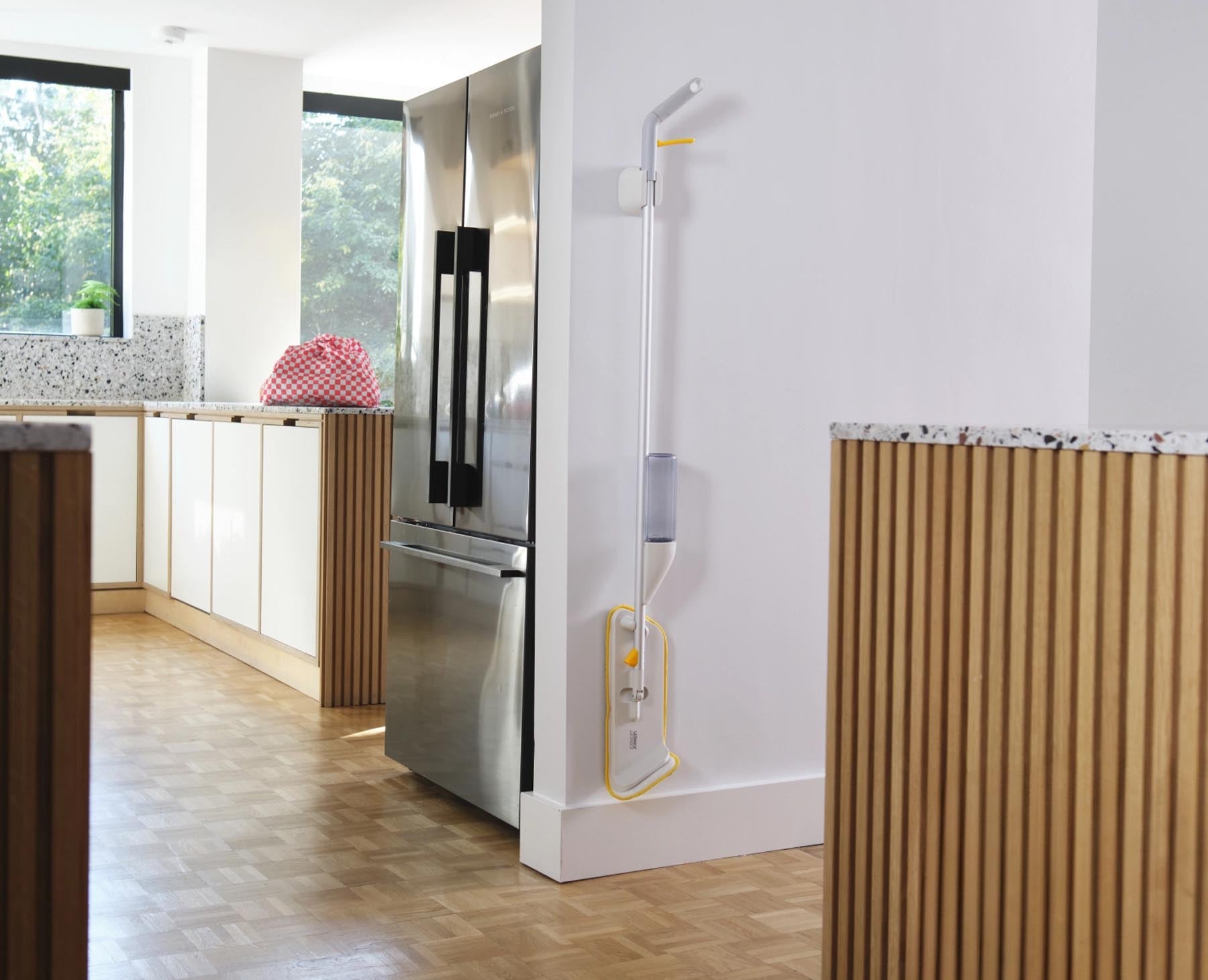 Praktischer CleanTech Sprühmopp in stilvollem light stone, ideal für effizientes Wischen und einfache Bodenpflege in jedem Zuhause.
