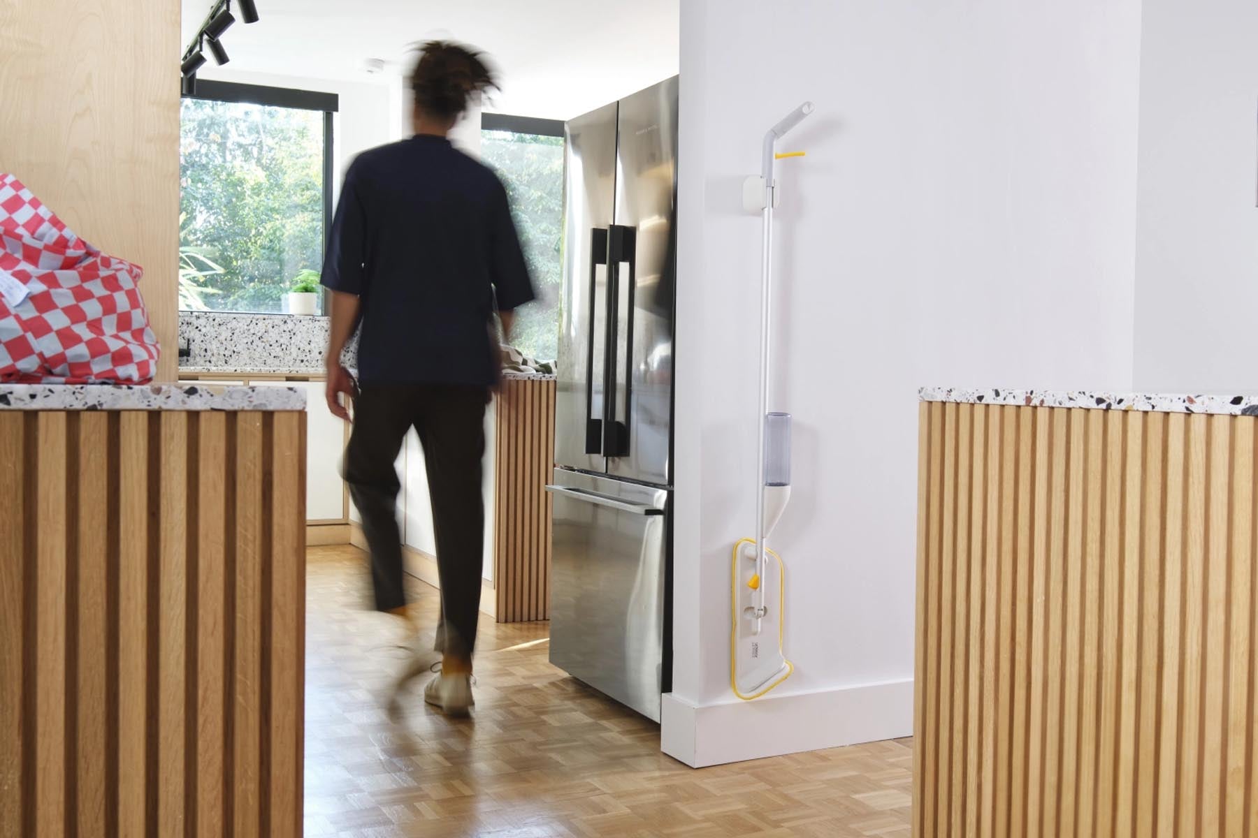 Eleganter CleanTech Sprühmopp in light stone, perfekt für gründliche Reinigung und müheloses Wischen in jedem Raum.